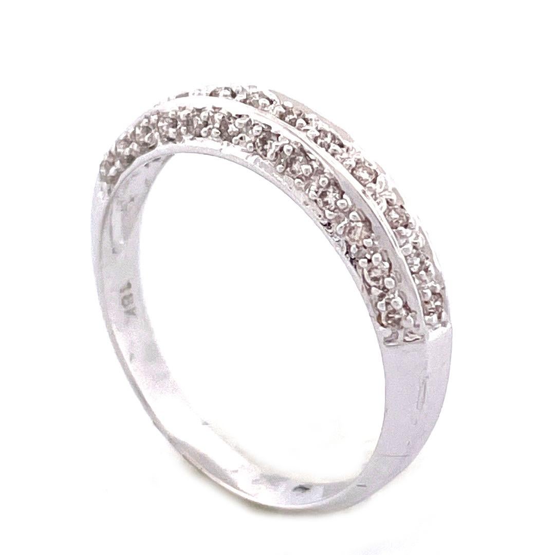 Elegante anello con diamante in oro bianco 18k 
Adorna il tuo dito con l'elegante bellezza di questo anello con diamante in oro bianco 18 carati. La fascia è delicatamente incrostata di diamanti scintillanti, per un totale di 0,40 carati, che ne