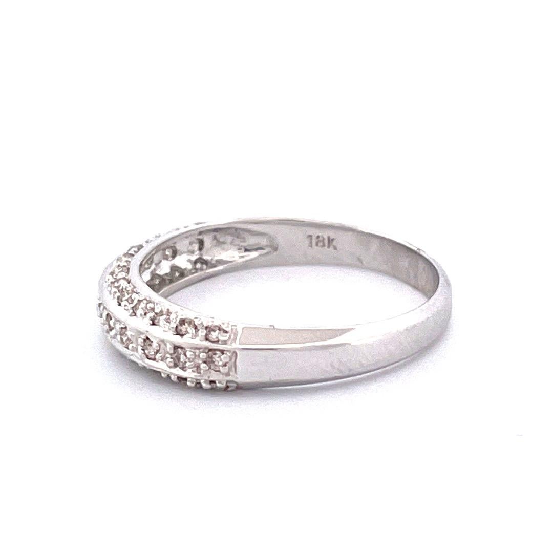 Moderno Elegante anello con diamante in oro bianco 18k in vendita