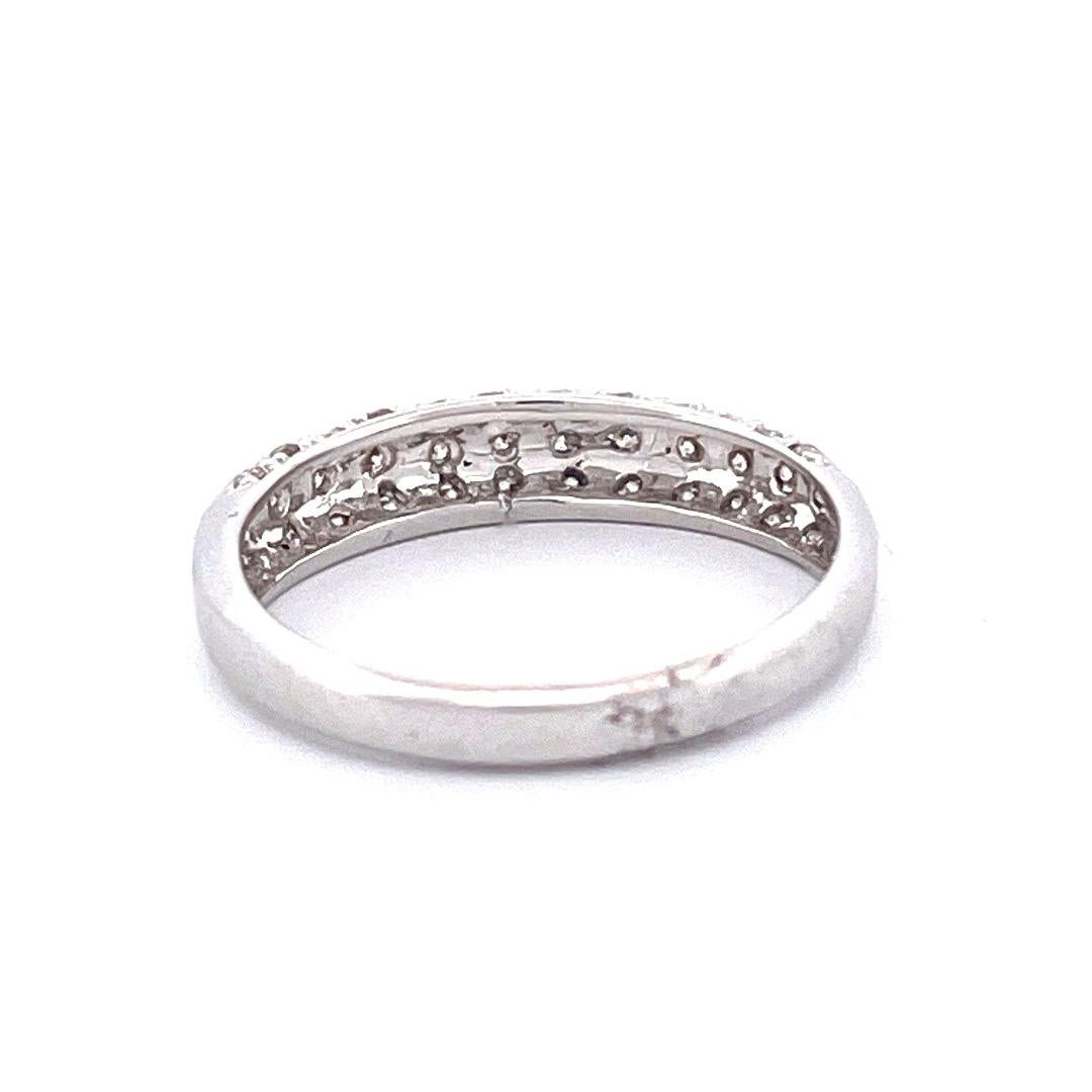Taglio rotondo Elegante anello con diamante in oro bianco 18k in vendita