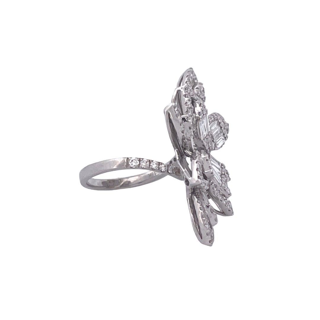 Elegant 18k White Gold Diamond Ring In New Condition For Sale In New York, NY