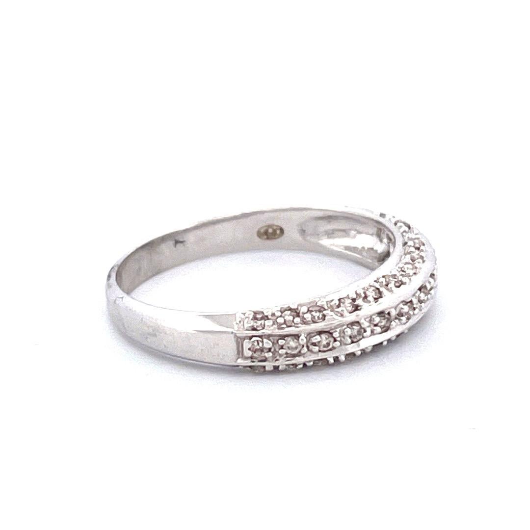 Elegante anello con diamante in oro bianco 18k In condizioni Nuovo in vendita a New York, NY