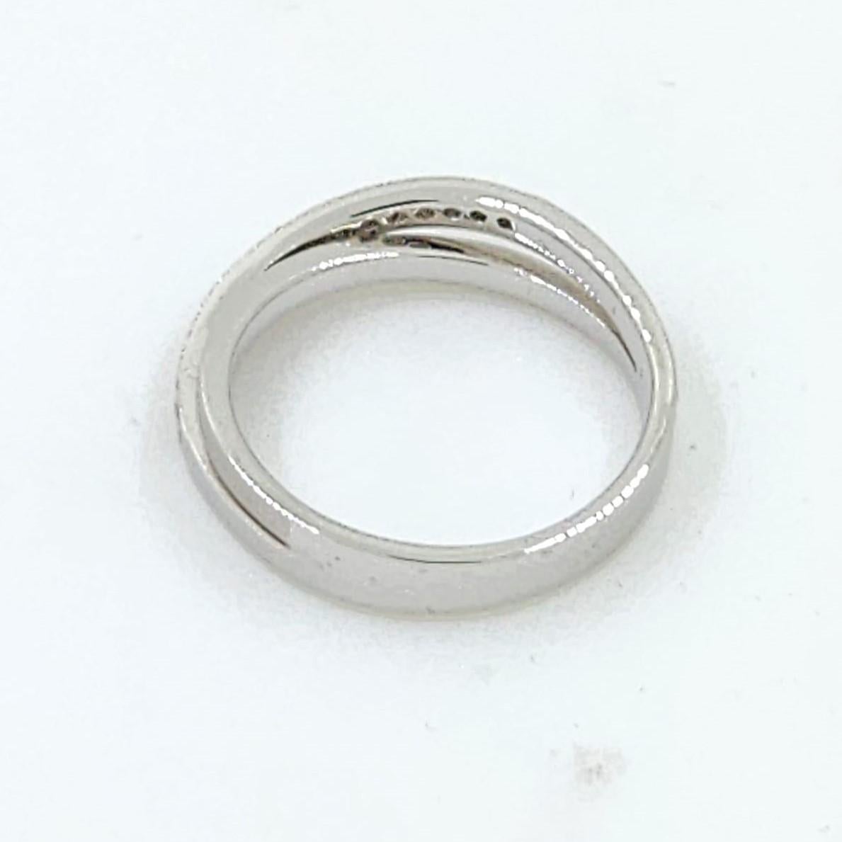 Elegant 18K White Gold Diamond Wedding Band - 0.11ct Sparkle In New Condition For Sale In Hong Kong, HK