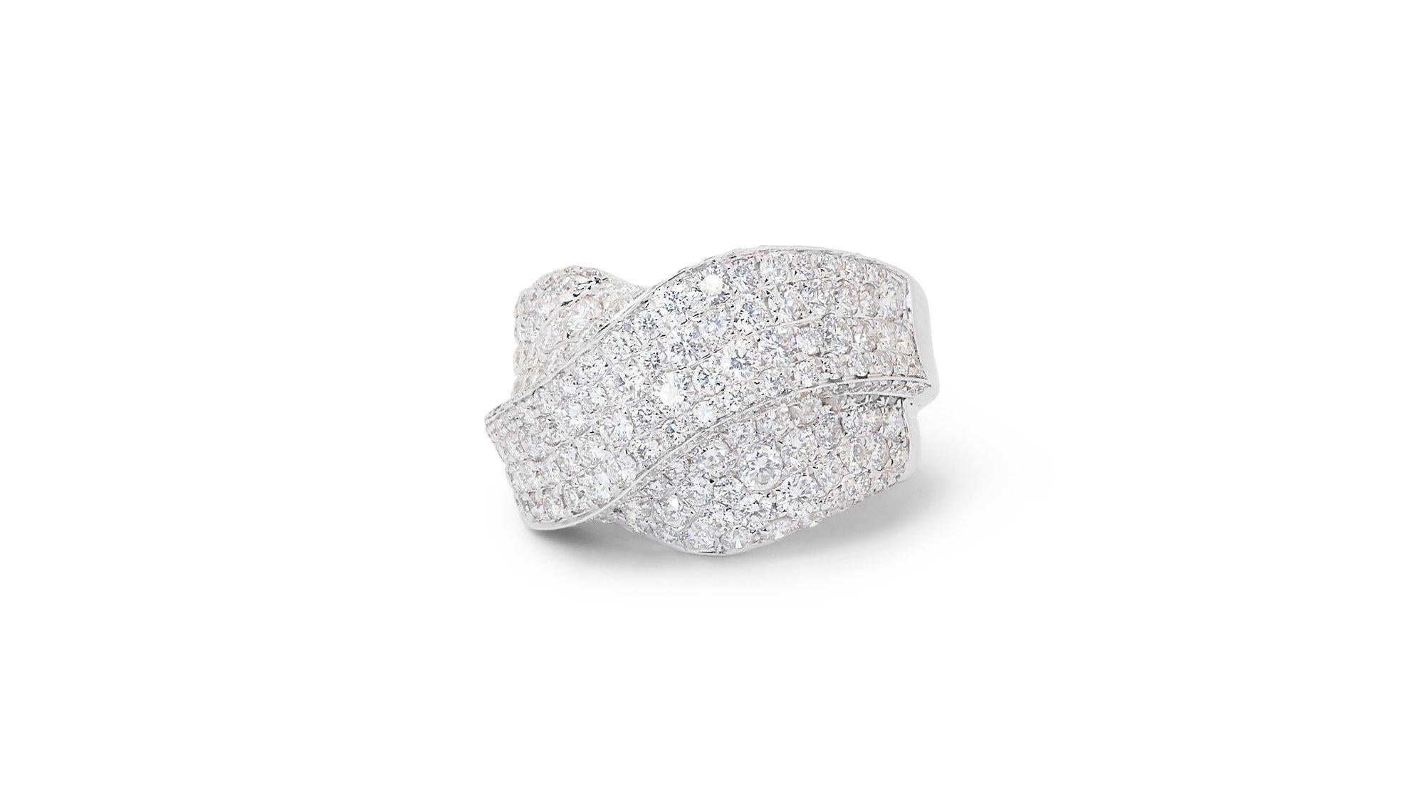 A beautiful Ring with a dazzling 4.5 carat round brilliant diamonds. The jewelry is made of 18K White Gold with a high quality polish. It comes with an IGI certificate and a fancy jewelry box.

220 diamonds main stone of 4.5 carat
cut: round