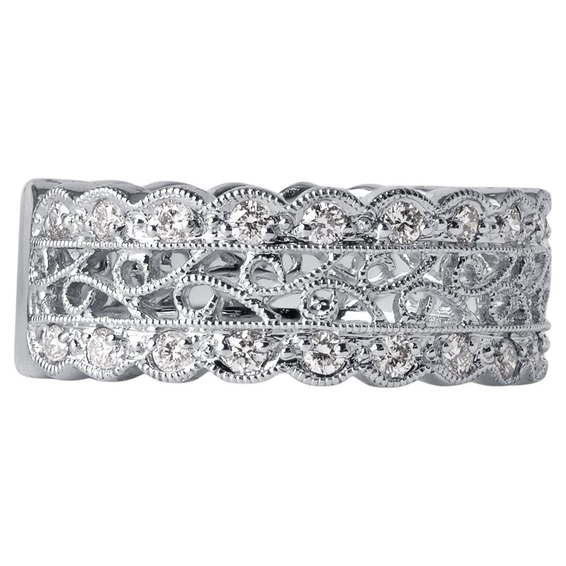 Dies ist ein sehr feminines und ätherisches breites Diamantband! Zeitlose Eleganz trifft in diesem wunderschönen filigranen Diamantband aus 18 Karat Gold auf aufwändige Handwerkskunst. Mit 38 runden Diamanten im Brillantschliff von insgesamt 0,64