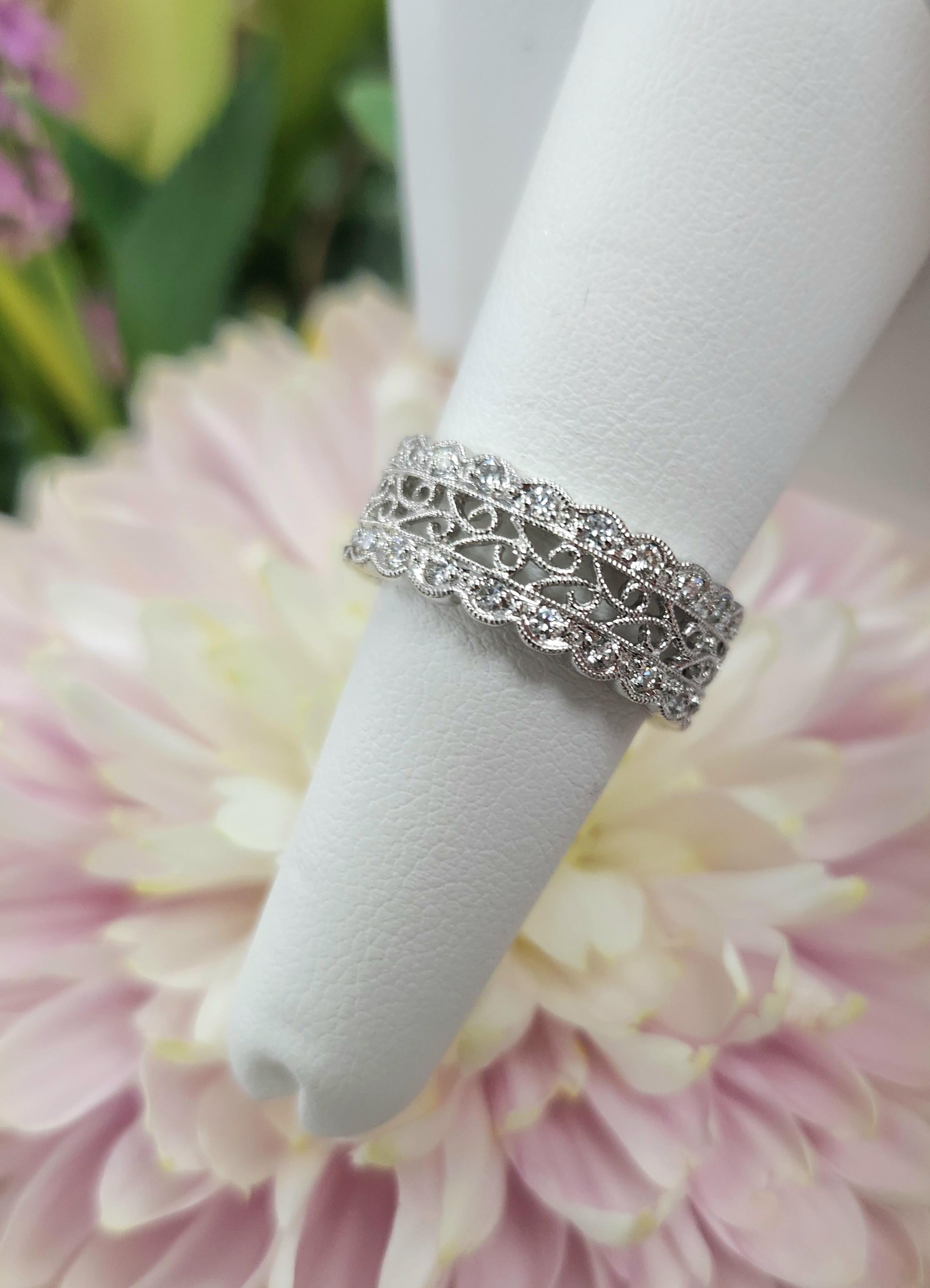 Filigraner Diamantring aus 18 Karat Weißgold mit Diamanten  0.64 Karat Pavé Set Breites Band (Kunsthandwerker*in) im Angebot