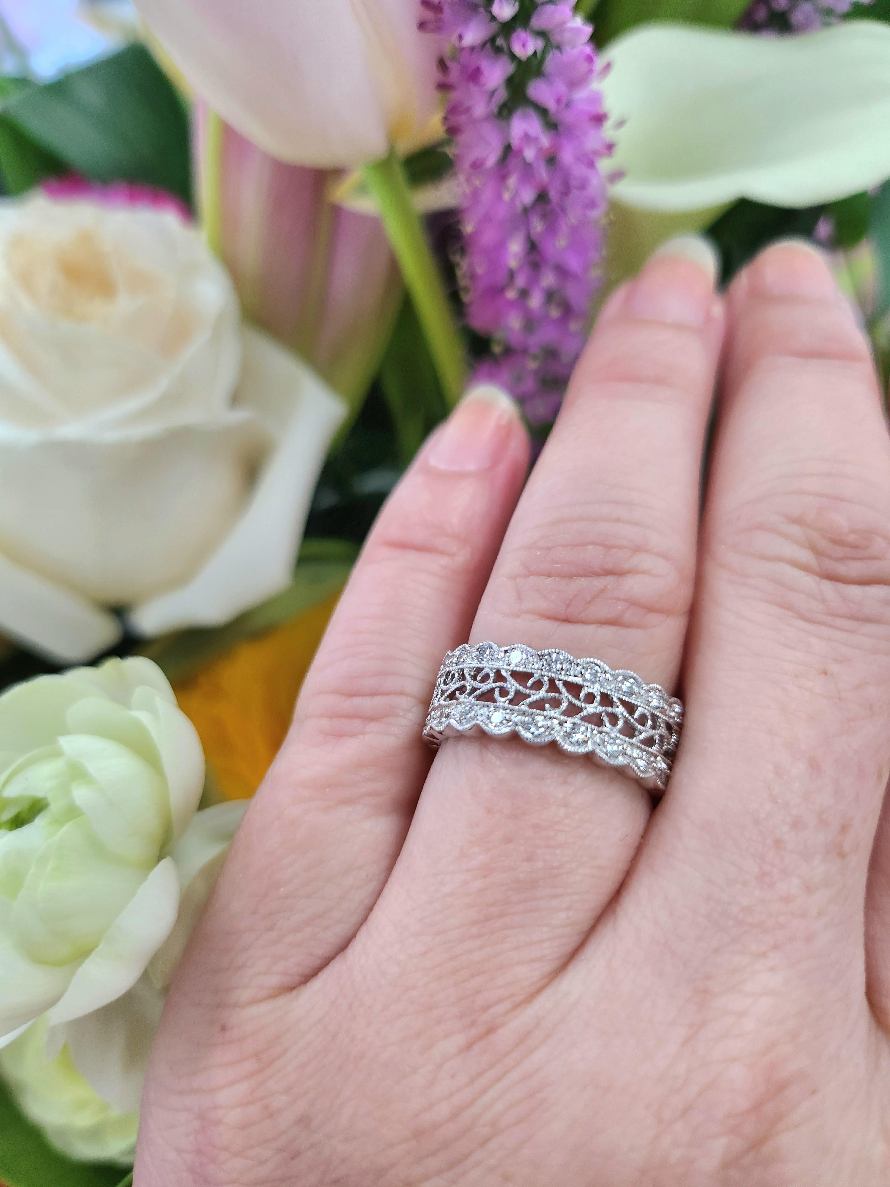 Filigraner Diamantring aus 18 Karat Weißgold mit Diamanten  0.64 Karat Pavé Set Breites Band (Rundschliff) im Angebot