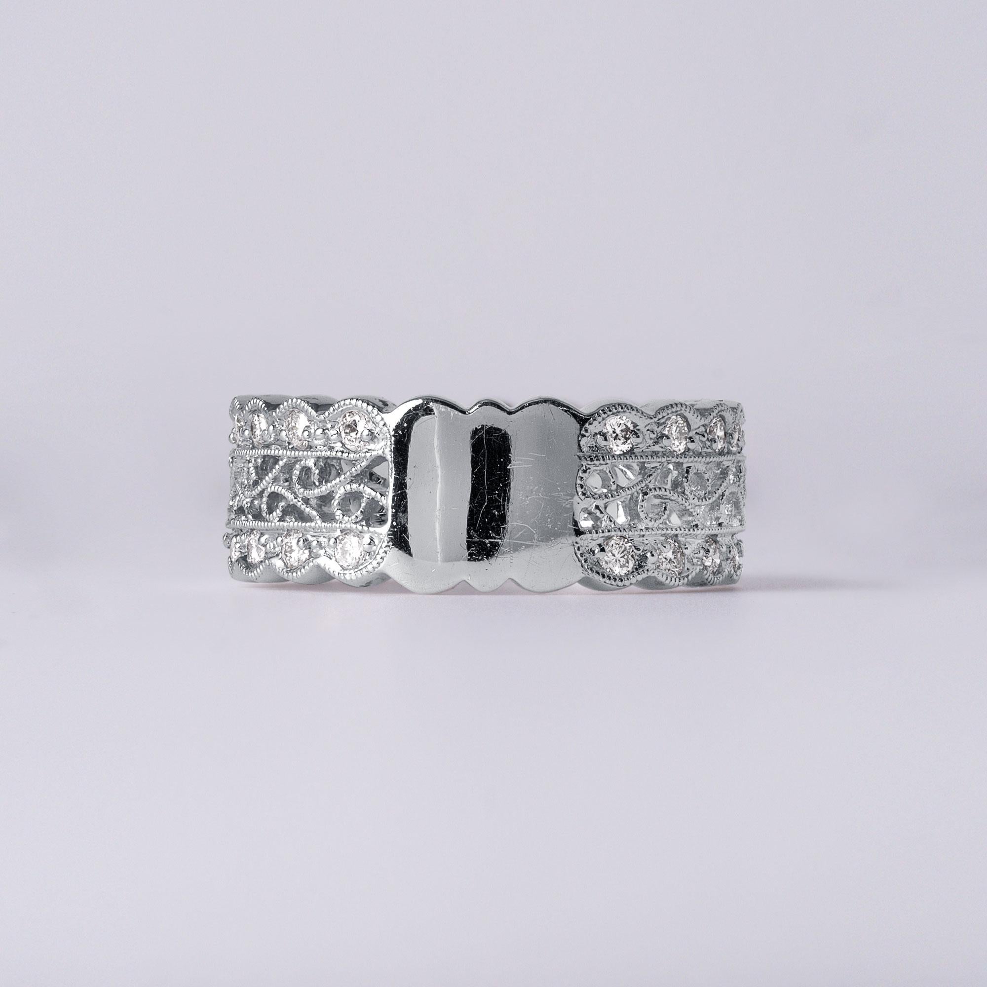Filigraner Diamantring aus 18 Karat Weißgold mit Diamanten  0.64 Karat Pavé Set Breites Band Damen im Angebot