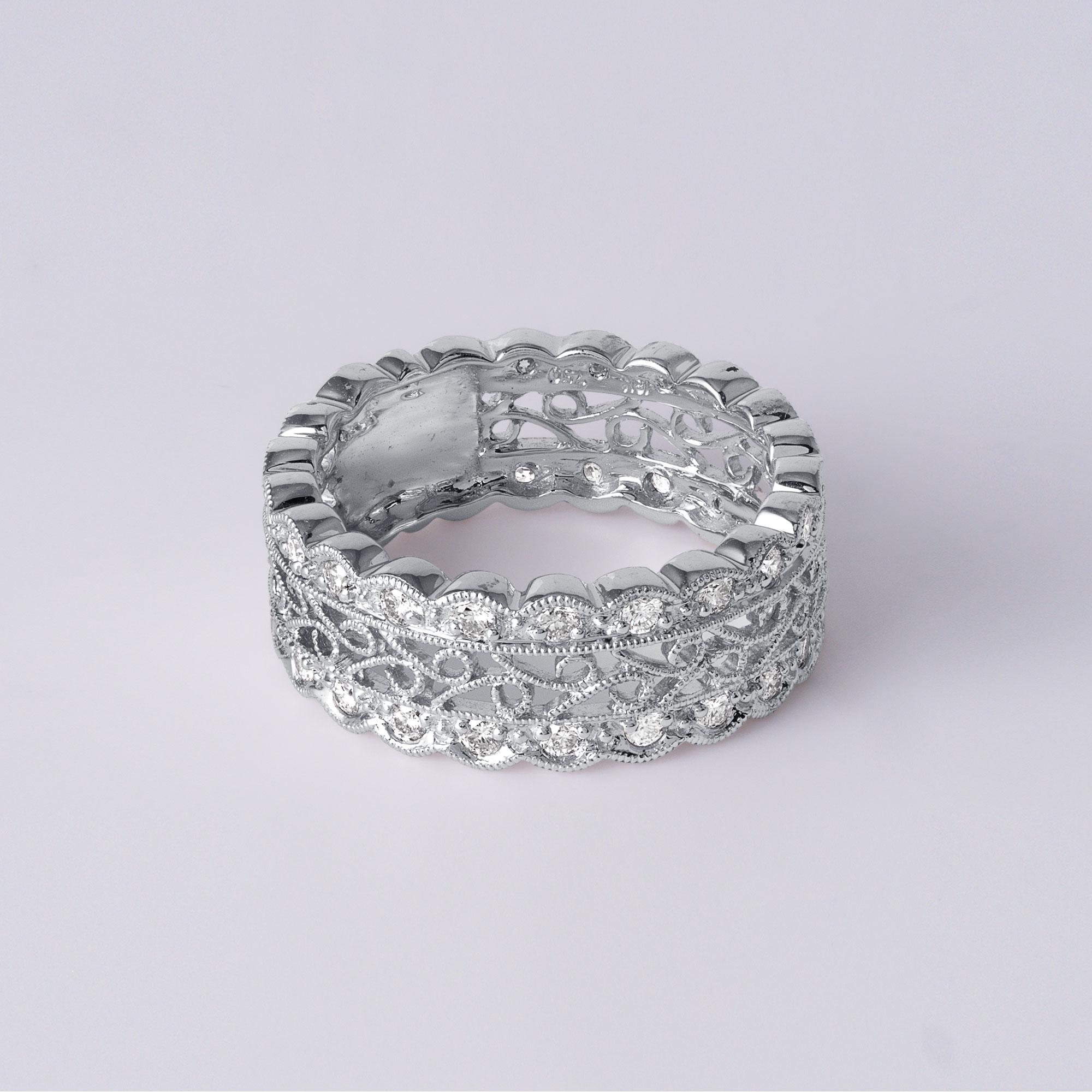 Filigraner Diamantring aus 18 Karat Weißgold mit Diamanten  0.64 Karat Pavé Set Breites Band im Angebot 1