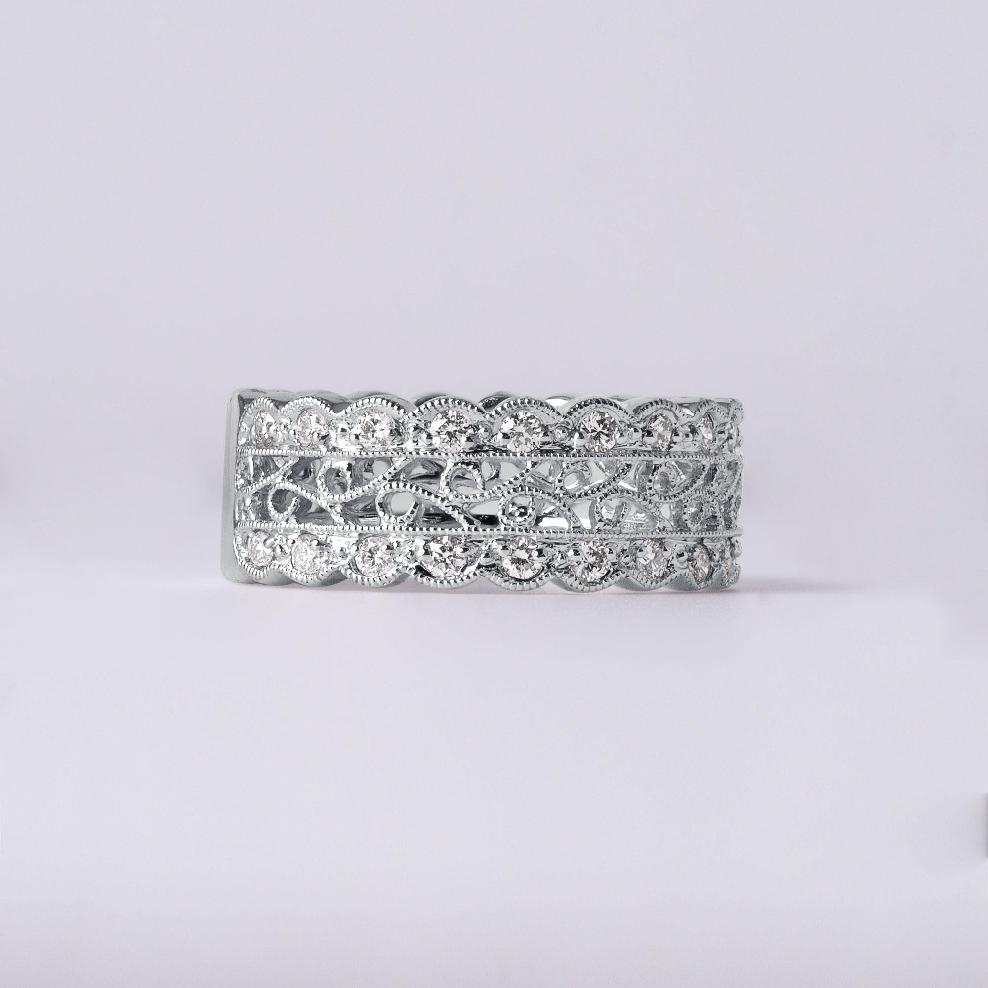 Filigraner Diamantring aus 18 Karat Weißgold mit Diamanten  0.64 Karat Pavé Set Breites Band im Angebot 2
