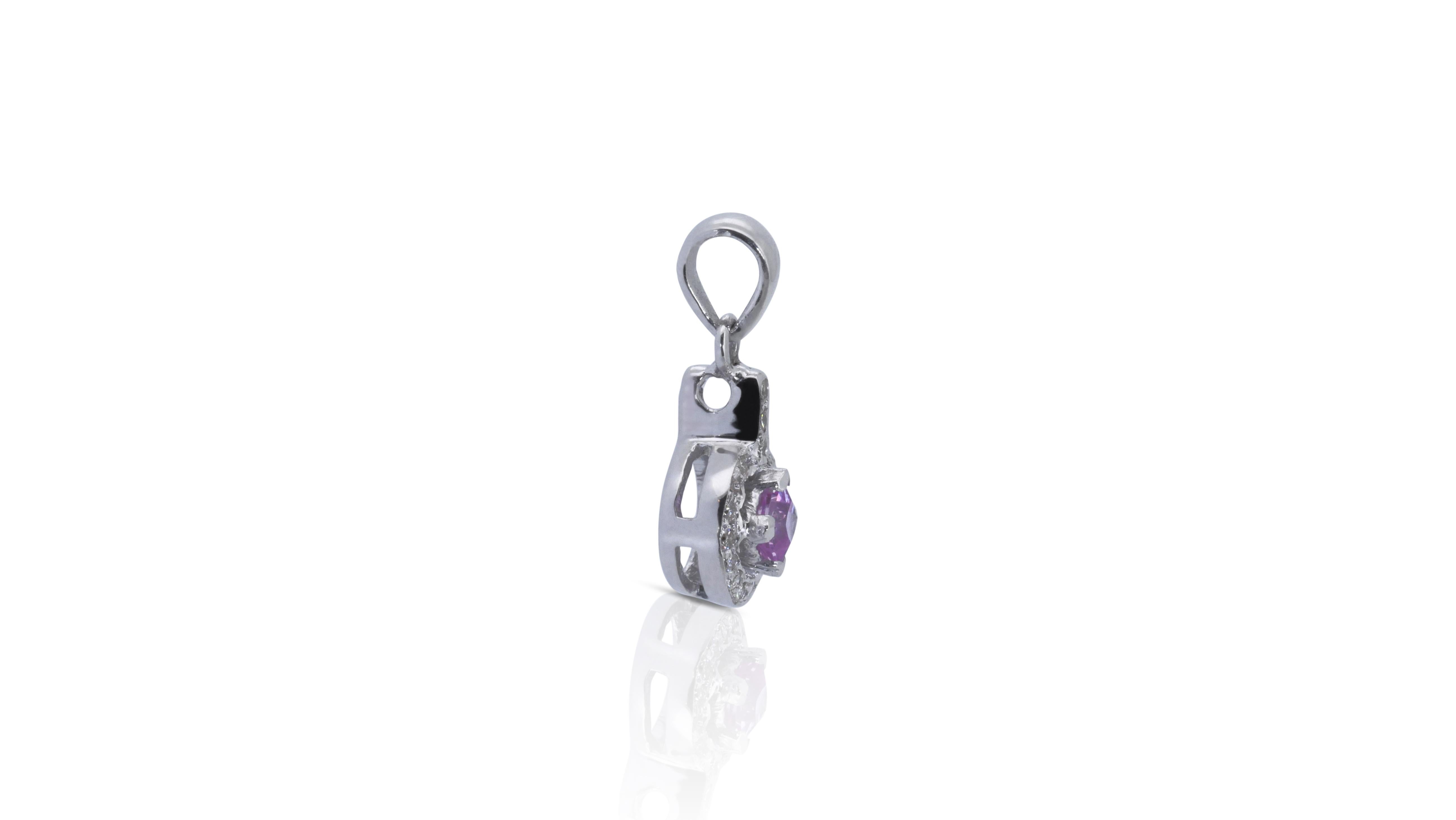 Elegant 18k White Gold Halo Pendant w/ 0.26ct Natural Sapphire and Diamonds In New Condition For Sale In רמת גן, IL