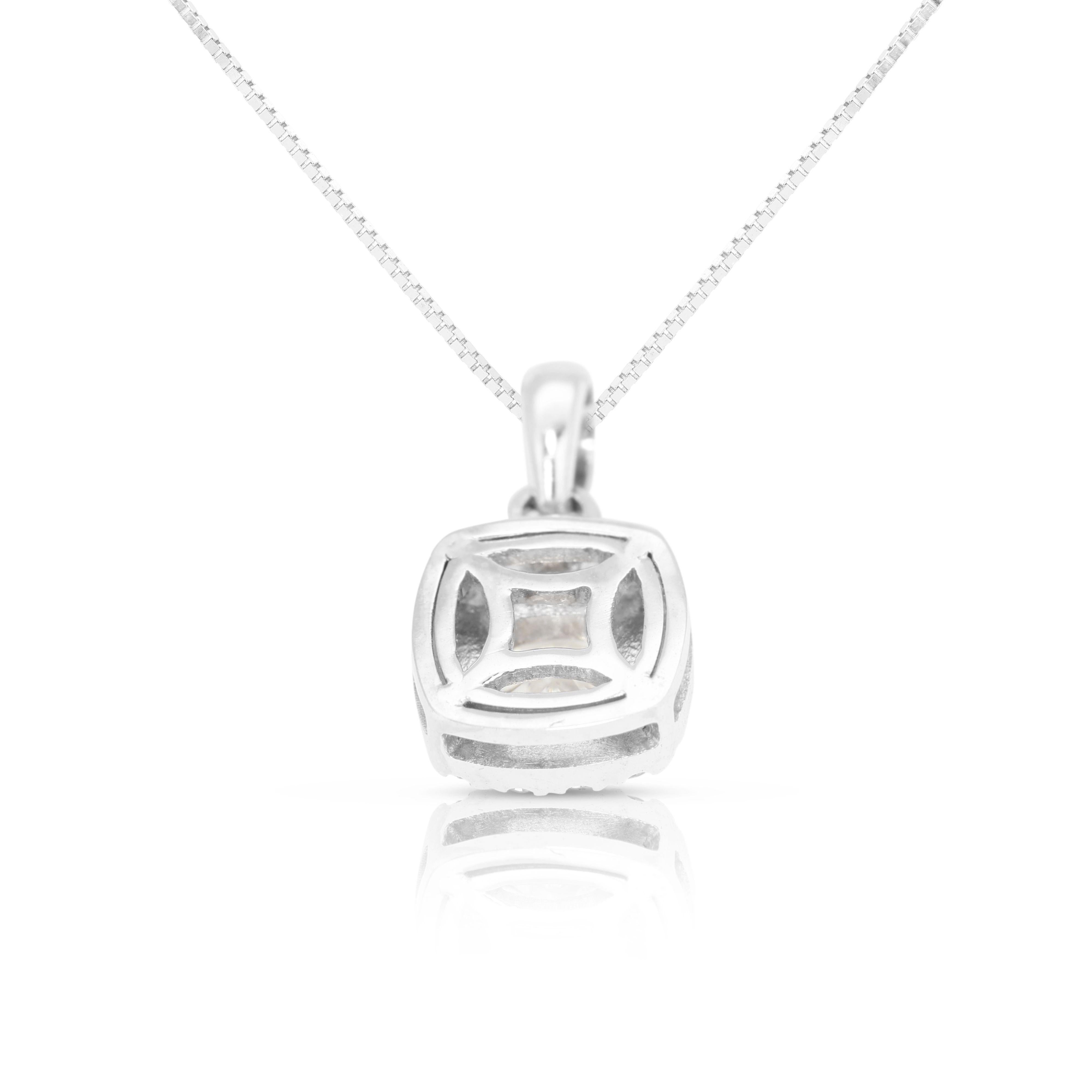 Elegant 18k White Gold Halo Pendant w/ 0.65ct Diamonds - Chain not included In Excellent Condition For Sale In רמת גן, IL