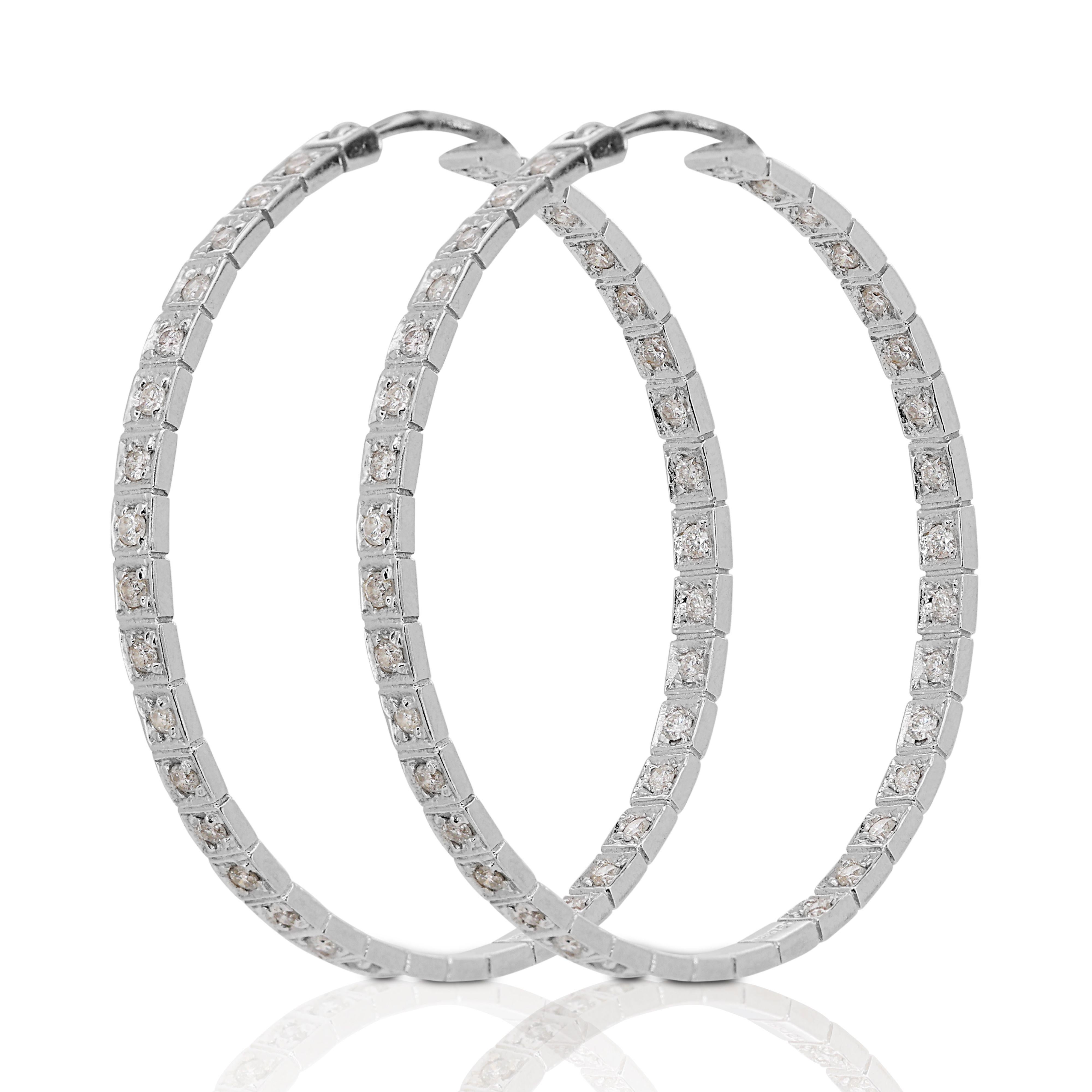 Elegant 18k White Gold Hoop Earrings with 1.36 Carat Weight of Natural Diamonds In New Condition For Sale In רמת גן, IL