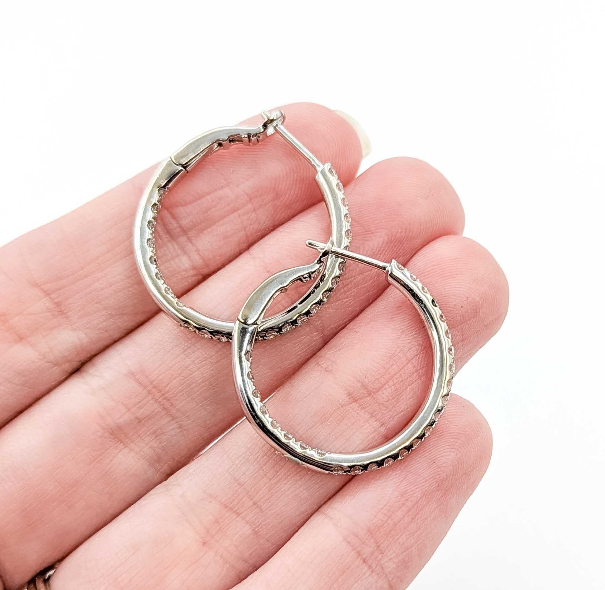 Questi sofisticati orecchini a cerchio con apertura all'interno sono realizzati in ricco oro bianco 18 carati e incastonati con diamanti rotondi a taglio brillante per un totale di 1,05 carati. I diamanti, splendidamente esposti sia all'interno che