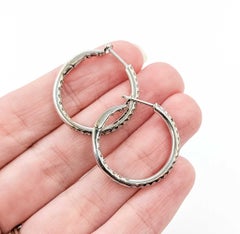 Eleganza degli orecchini a cerchio Inside Out in oro bianco 18 carati