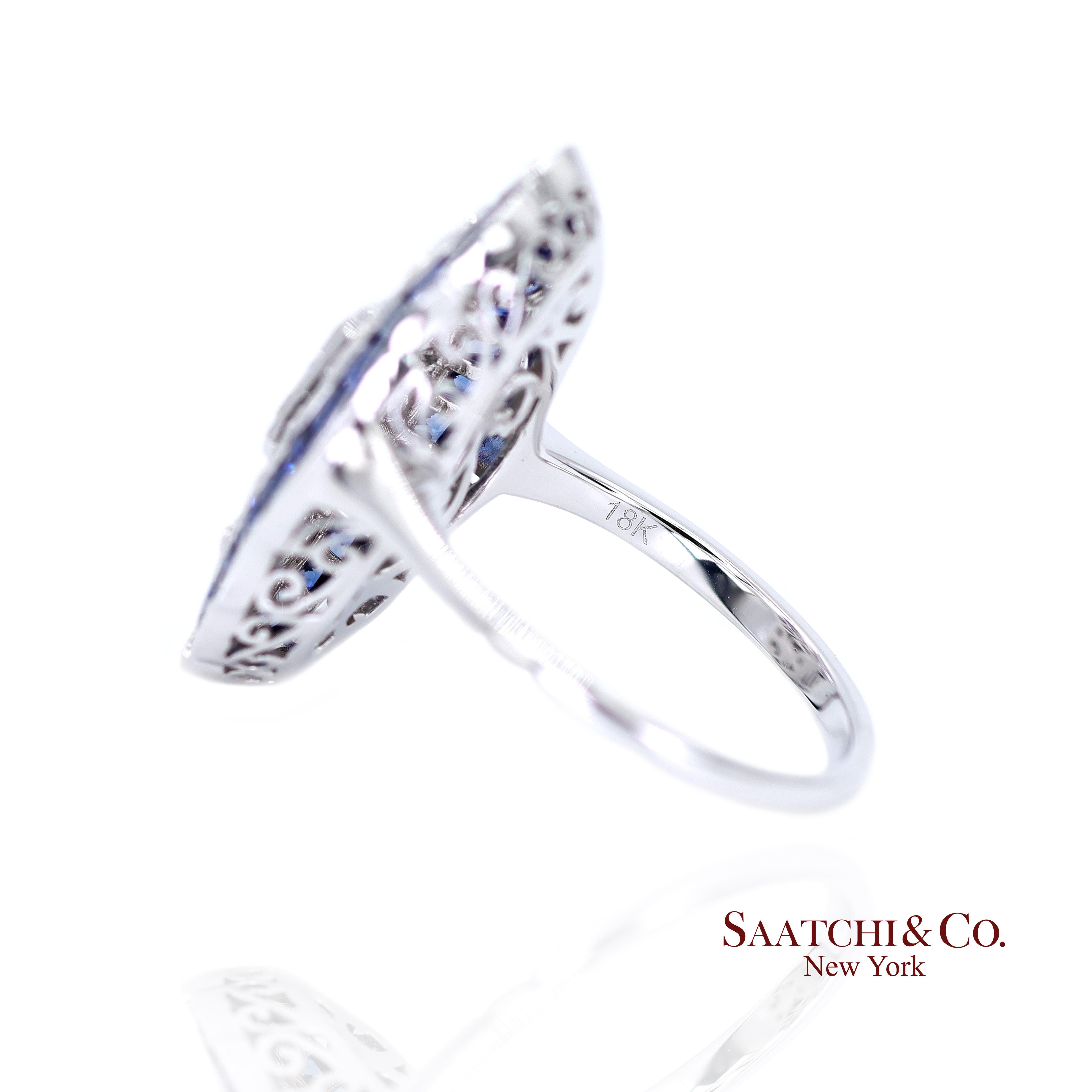 Taglio smeraldo Elegance Anello con diamante naturale e zaffiro blu in oro bianco 18 carati in vendita