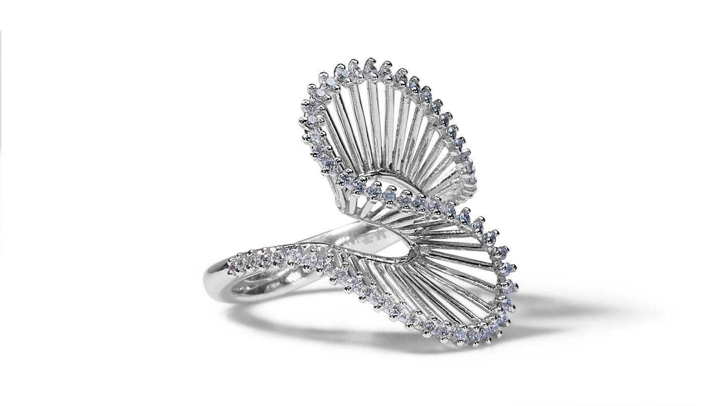 Ein wunderschöner klassischer Ring mit 60 schillernden 0,30 Karat runden Brillanten in E-F VS2-SI1. Der Schmuck ist aus 18 Karat Weißgold gefertigt und hochglanzpoliert. Er wird mit einem IGI-Zertifikat und einer schicken Schmuckschatulle