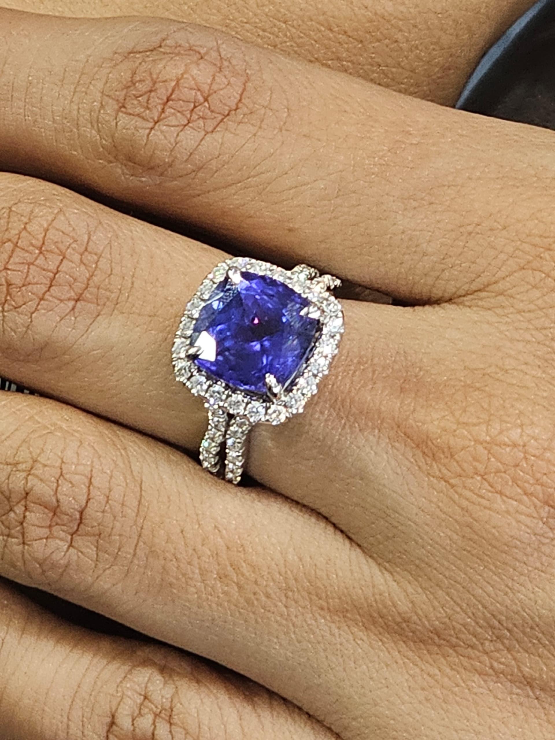 Eleganter Ring aus 18 Karat Weißgold mit Tansanit- und Diamant-Akzenten - königlich und raffiniert (Moderne) im Angebot