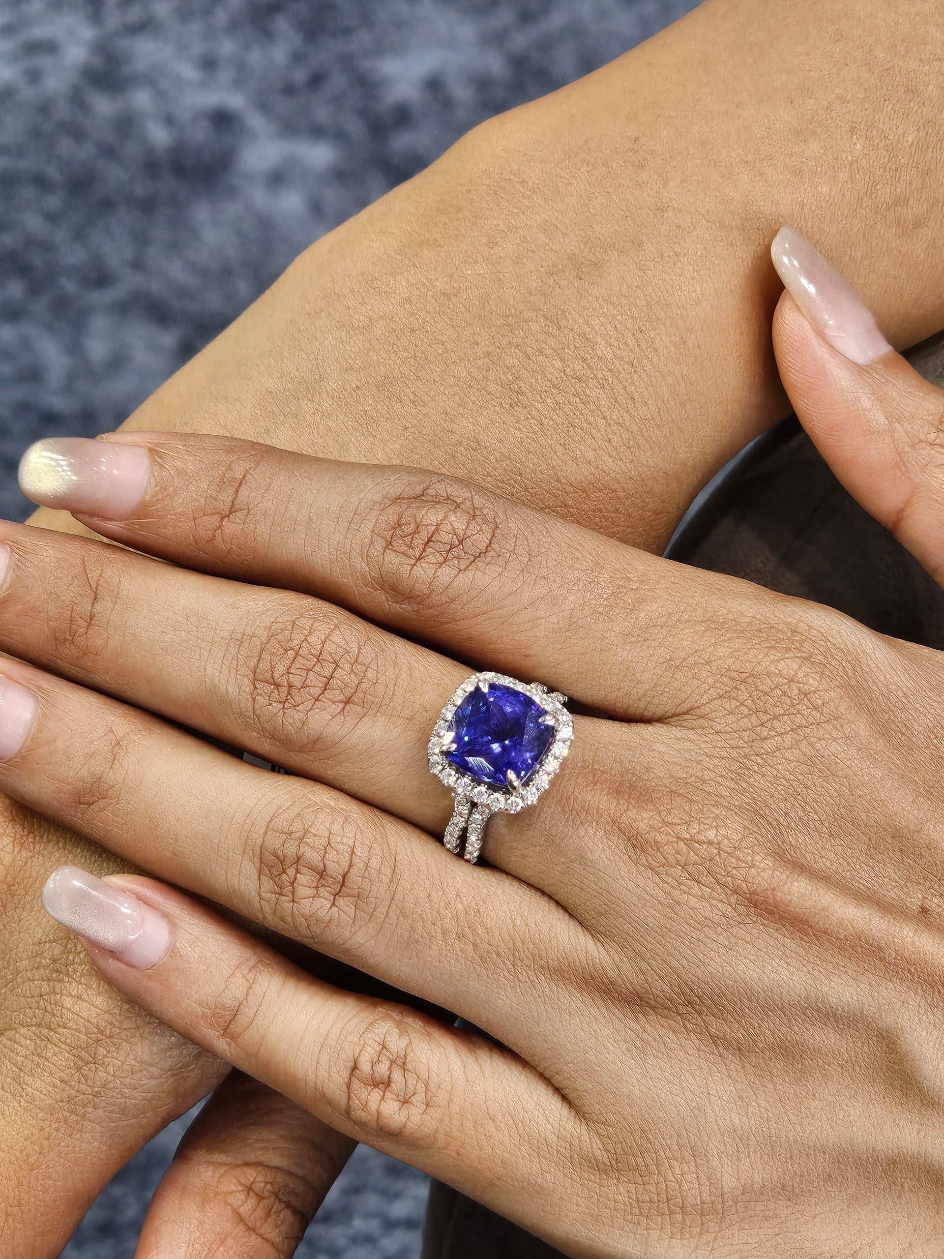 Eleganter Ring aus 18 Karat Weißgold mit Tansanit- und Diamant-Akzenten - königlich und raffiniert (Kissenschliff) im Angebot