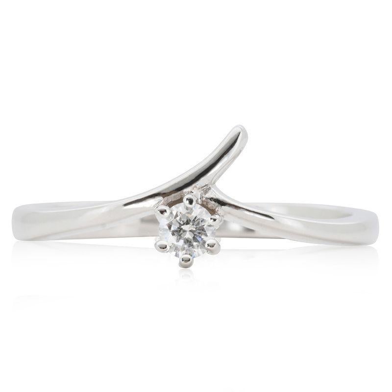Round Cut Elegant 18K White Gold Solitaire Ring For Sale