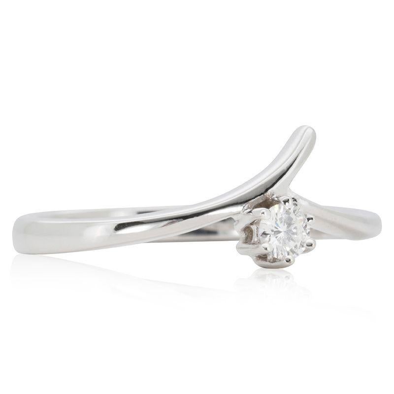 Elegant 18K White Gold Solitaire Ring In Excellent Condition For Sale In רמת גן, IL