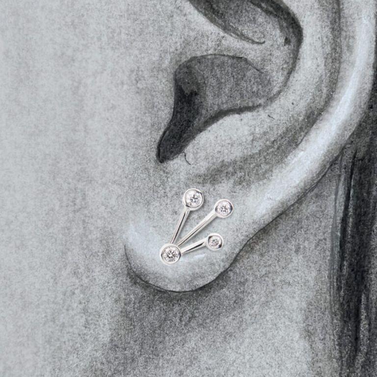 Elegantes boucles d'oreilles en or blanc 18K serties de diamants taillés en brillant Neuf - En vente à London, GB