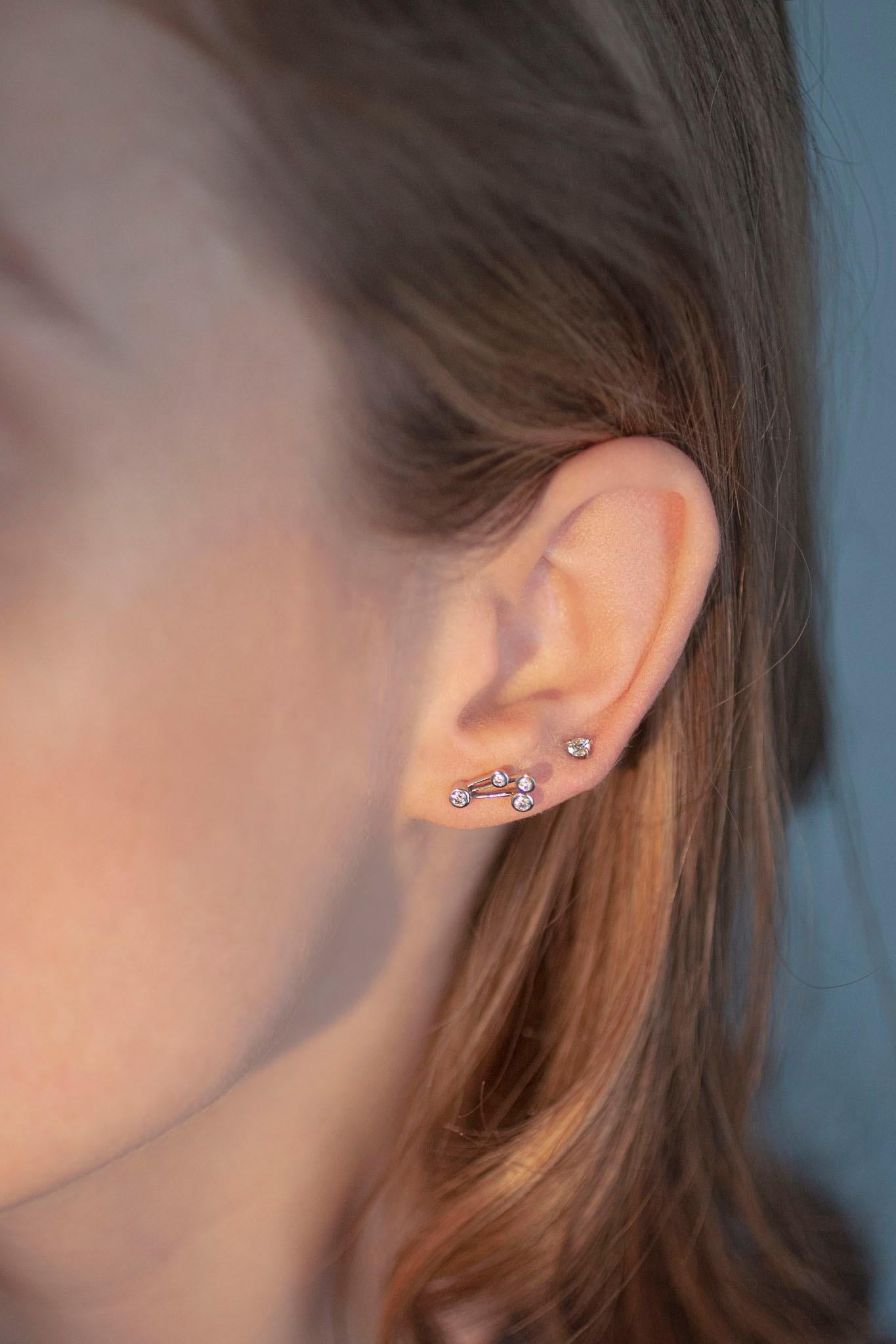 Taille brillant Elegantes boucles d'oreilles en or blanc 18K serties de diamants taillés en brillant en vente