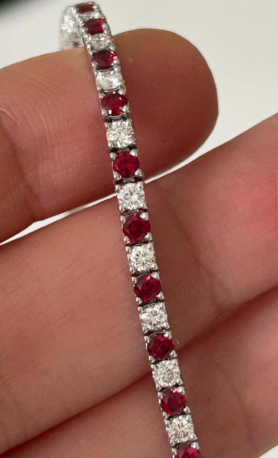 Questo splendido bracciale tennis presenta 33 pietre di spinello rosso a taglio rotondo, per un totale di 2,47 carati, splendidamente accentuate da 33 diamanti rotondi a taglio brillante, per un peso totale di 1,9 carati, con colore E-F e purezza