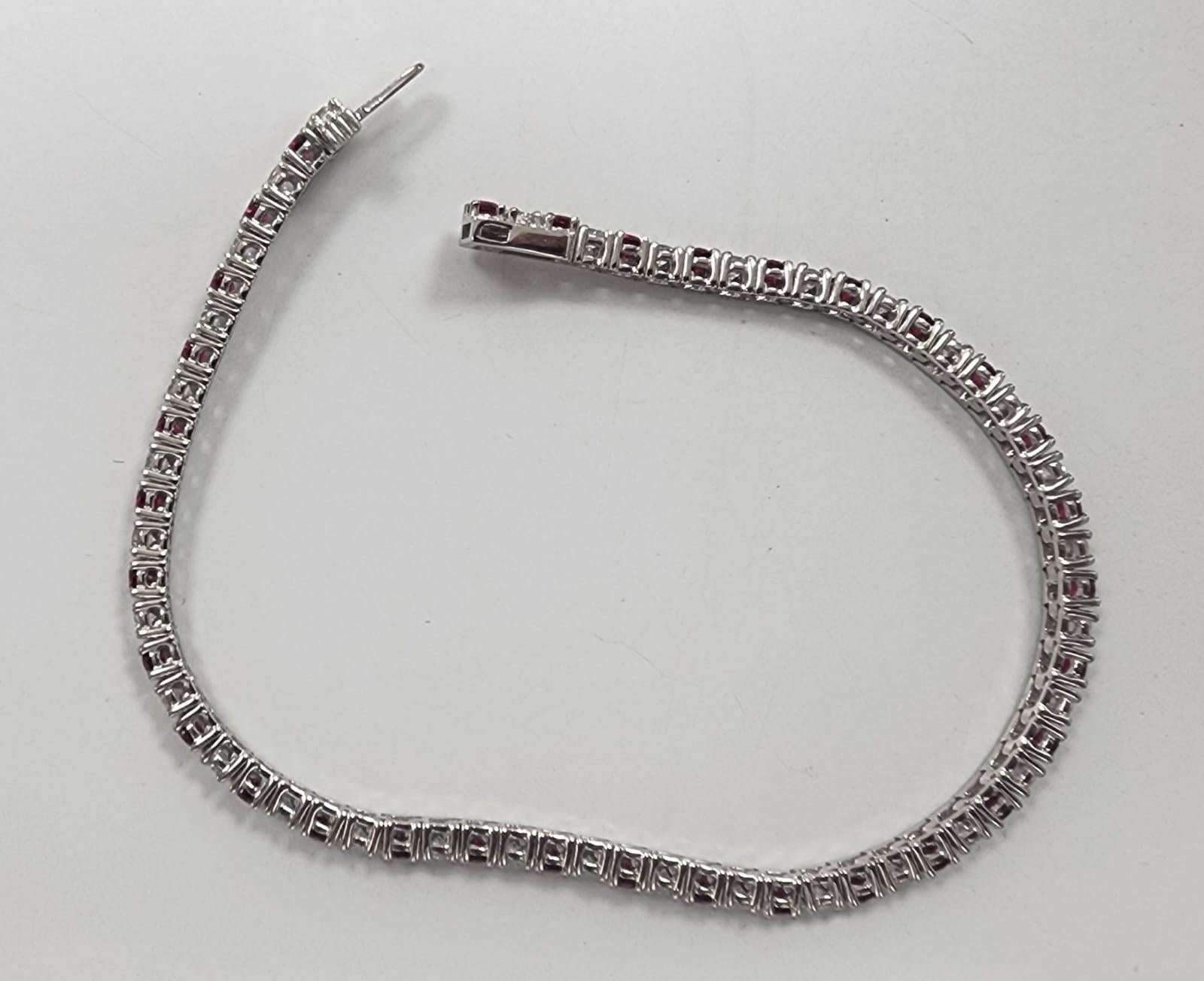 Taglio rotondo Bracciale Tennis Eleg in oro bianco 18 carati - Spinello rosso e diamante in vendita