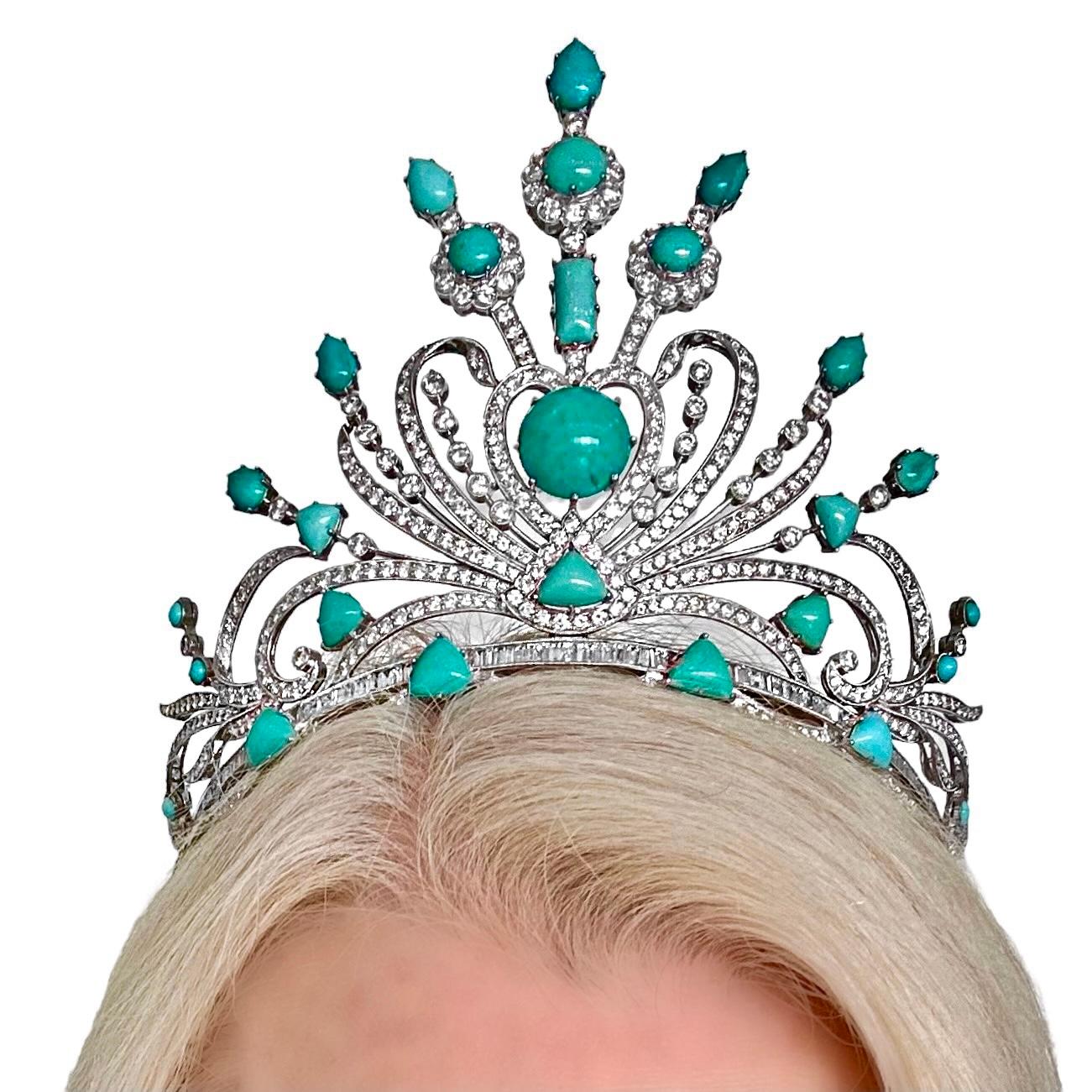 Elegance Couronne en or blanc 18 carats, incrustée de turquoises et de diamants, digne d'une reine en vente 6