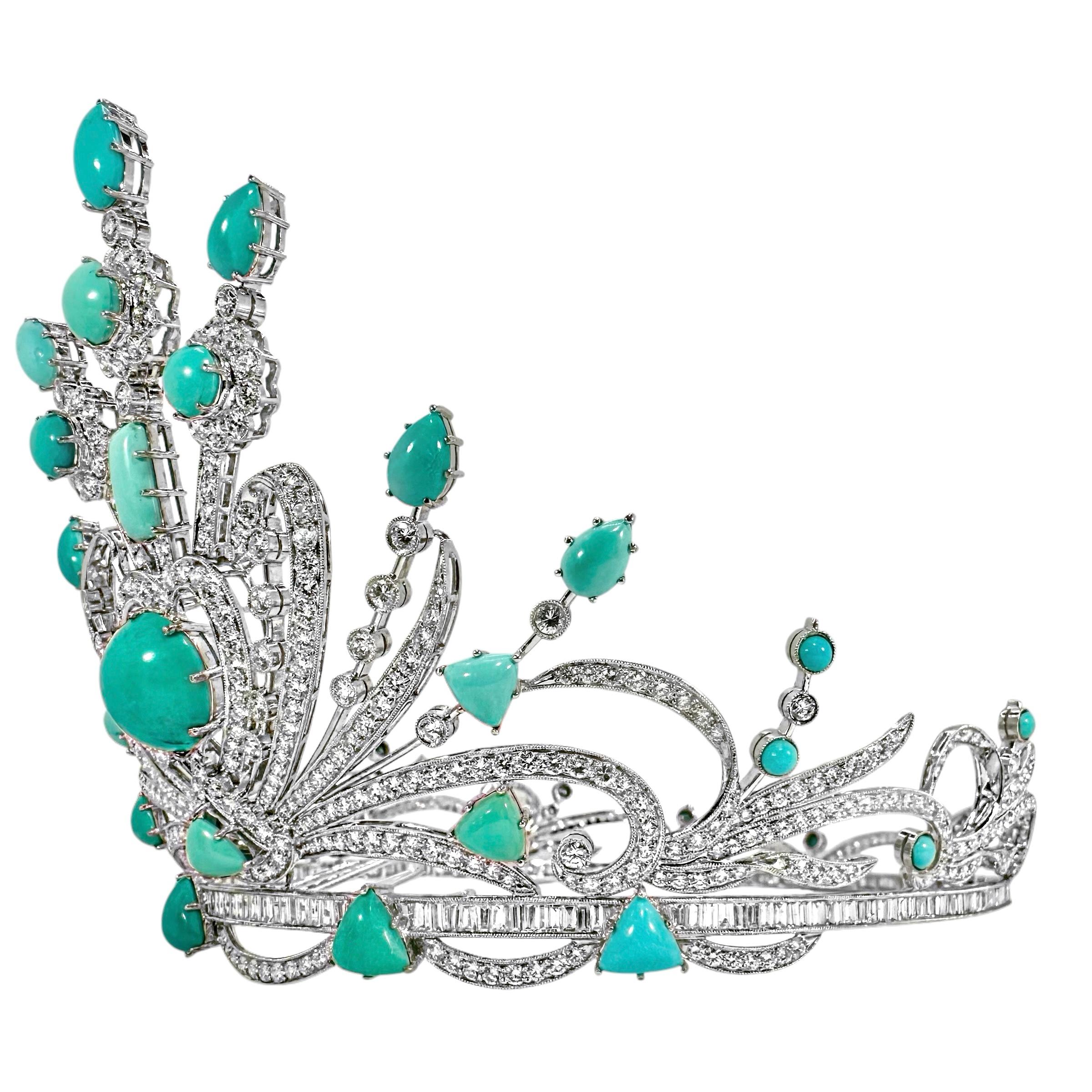 Cette très importante couronne vintage en or blanc 18 carats est sertie d'un total d'exactement 60,08 ct de diamants ronds de taille brillant et baguette, et de trente-quatre panneaux de turquoise vintage. Il s'agit véritablement d'un objet digne