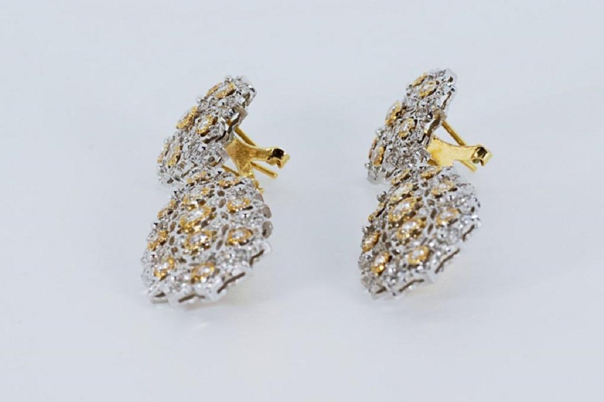 18k white & yellow gold diamond earrings.

-180 diamond main stones of 0.0194 ct., total: 3.50 ct.
cut: brilliant
colour: I
clarity: VS

size: length: 54mm, width: 16.85mm, thickness: 4.15mm
total jewelry weight: 16.10 grams

sku / upid: