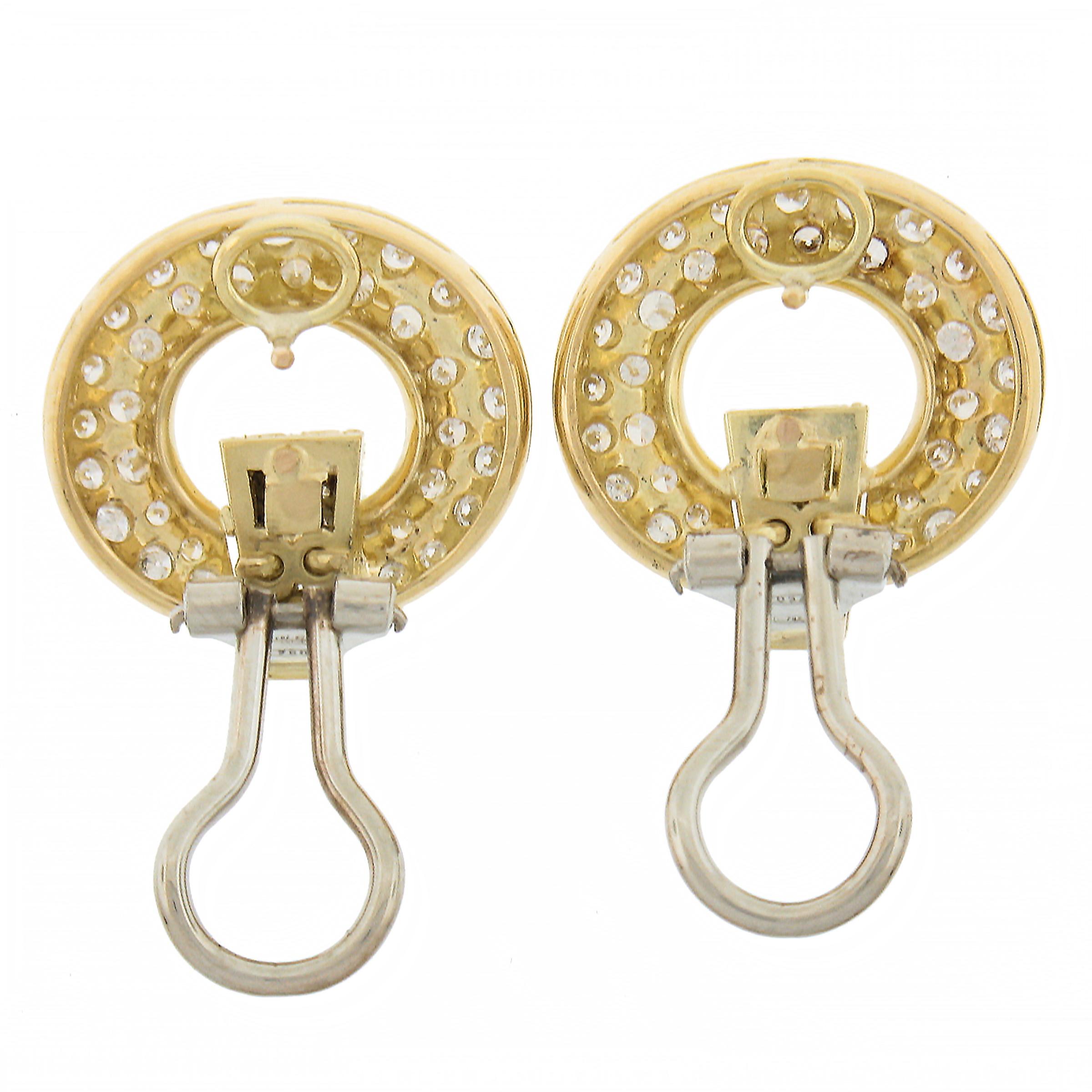 Élégantes boucles d'oreilles Omega rondes en or jaune 18 carats serties de diamants sertis en pavé de 1,60 ctw en vente 1