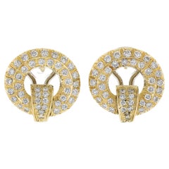 Élégantes boucles d'oreilles Omega rondes en or jaune 18 carats serties de diamants sertis en pavé de 1,60 ctw