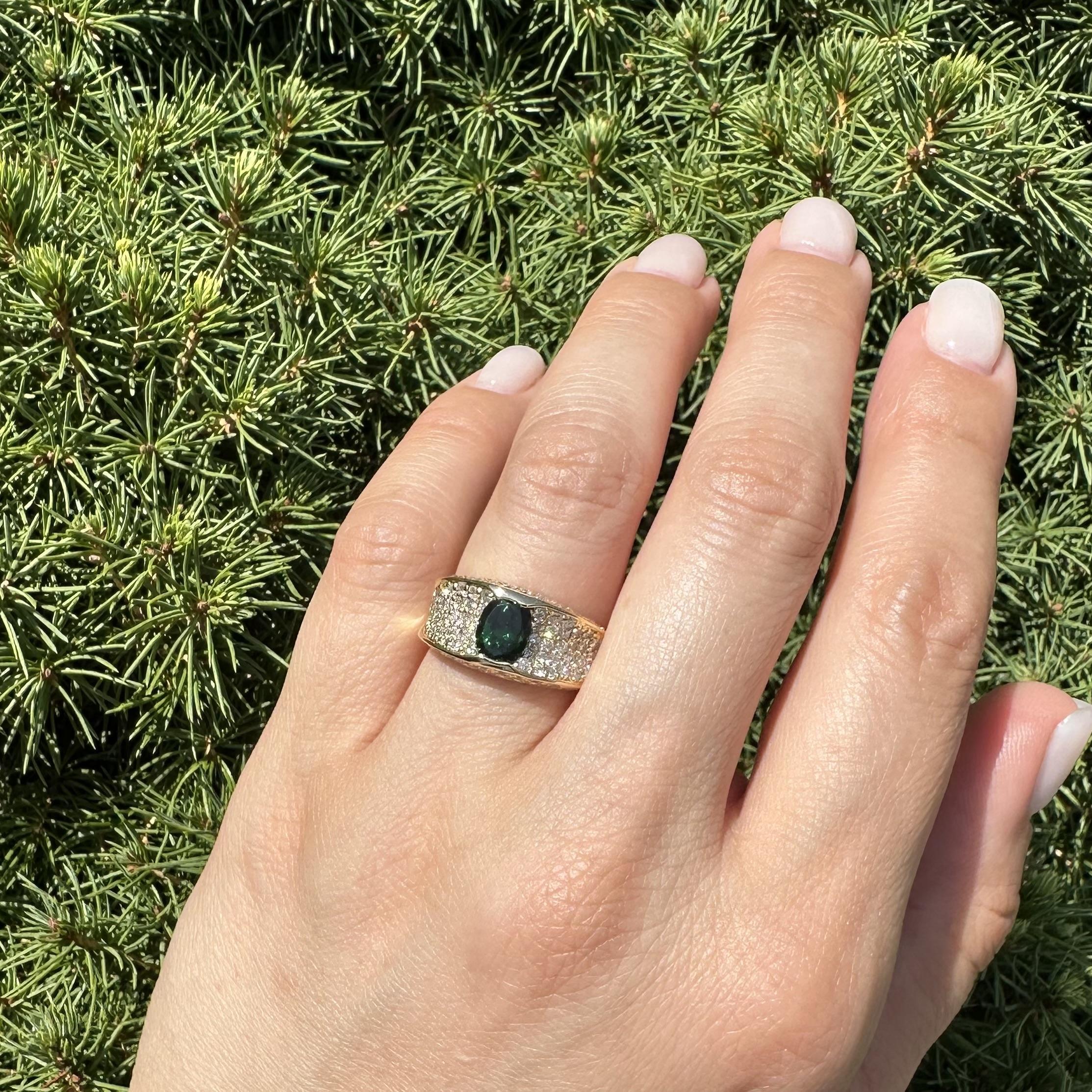 Eleganza in oro giallo 18 carati: fascia con tsavorite ovale da 2,23 carati e pavé di diamanti in vendita 5