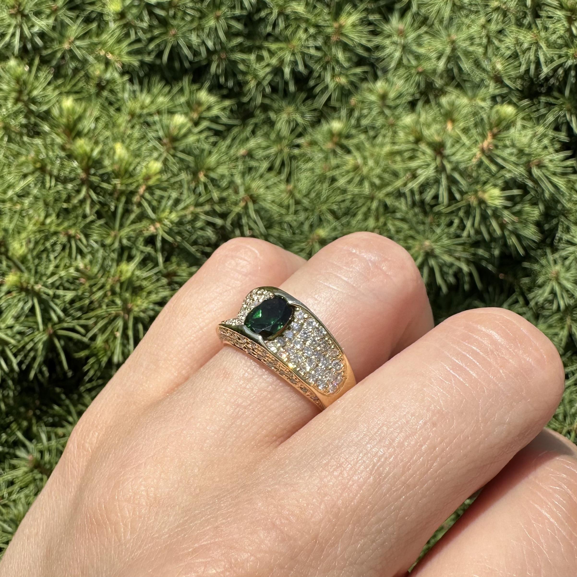 Eleganza in oro giallo 18 carati: fascia con tsavorite ovale da 2,23 carati e pavé di diamanti in vendita 6