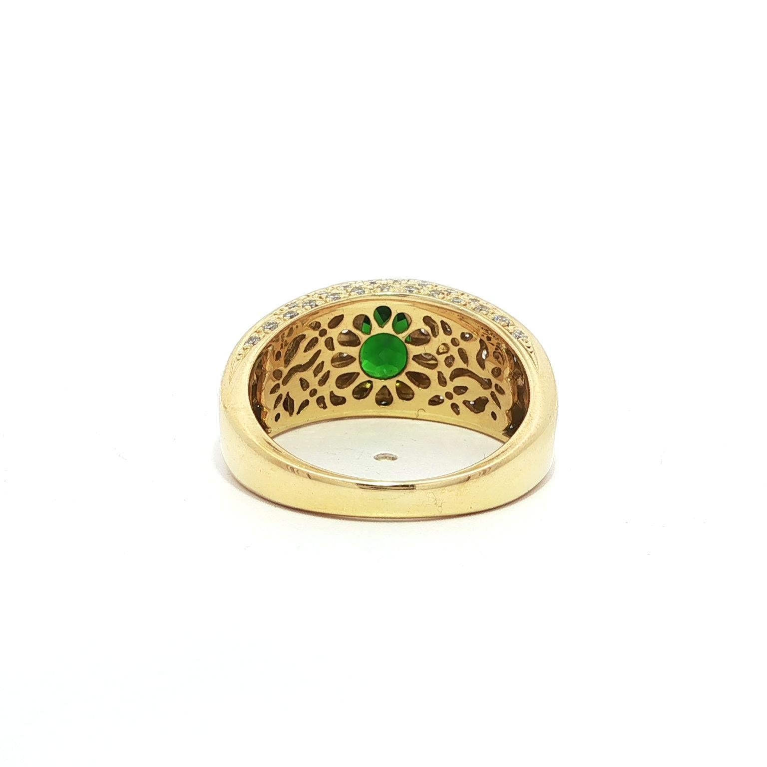 Taglio ovale Eleganza in oro giallo 18 carati: fascia con tsavorite ovale da 2,23 carati e pavé di diamanti in vendita
