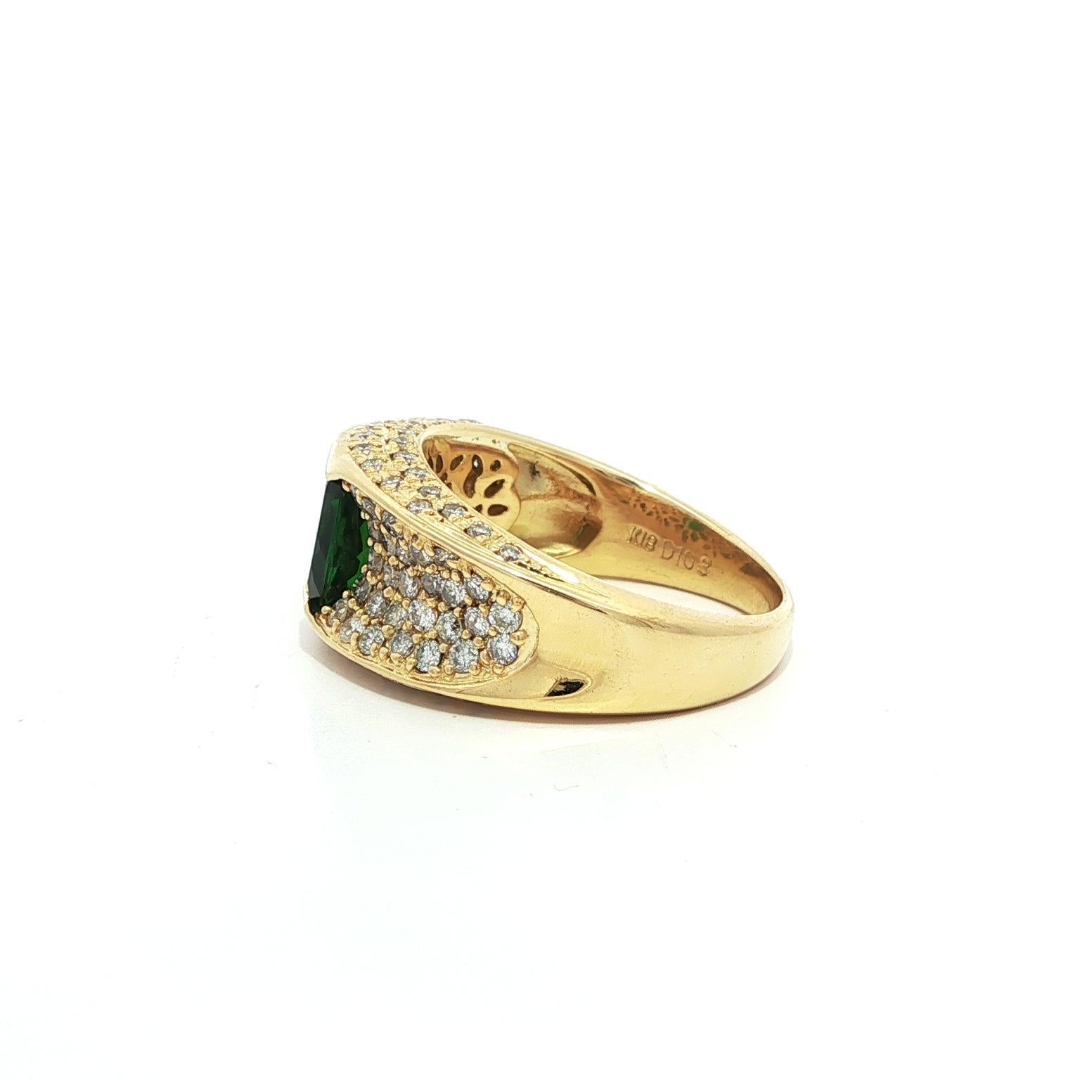 Eleganza in oro giallo 18 carati: fascia con tsavorite ovale da 2,23 carati e pavé di diamanti In condizioni ottime in vendita a Montclair, NJ