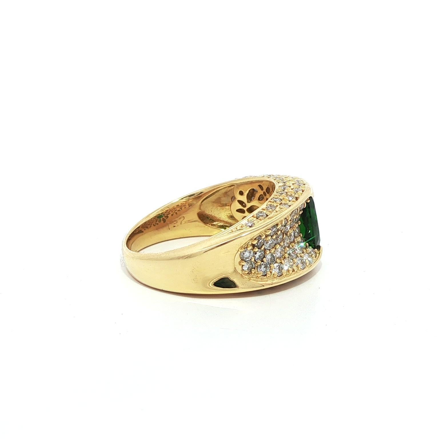 Donna Eleganza in oro giallo 18 carati: fascia con tsavorite ovale da 2,23 carati e pavé di diamanti in vendita