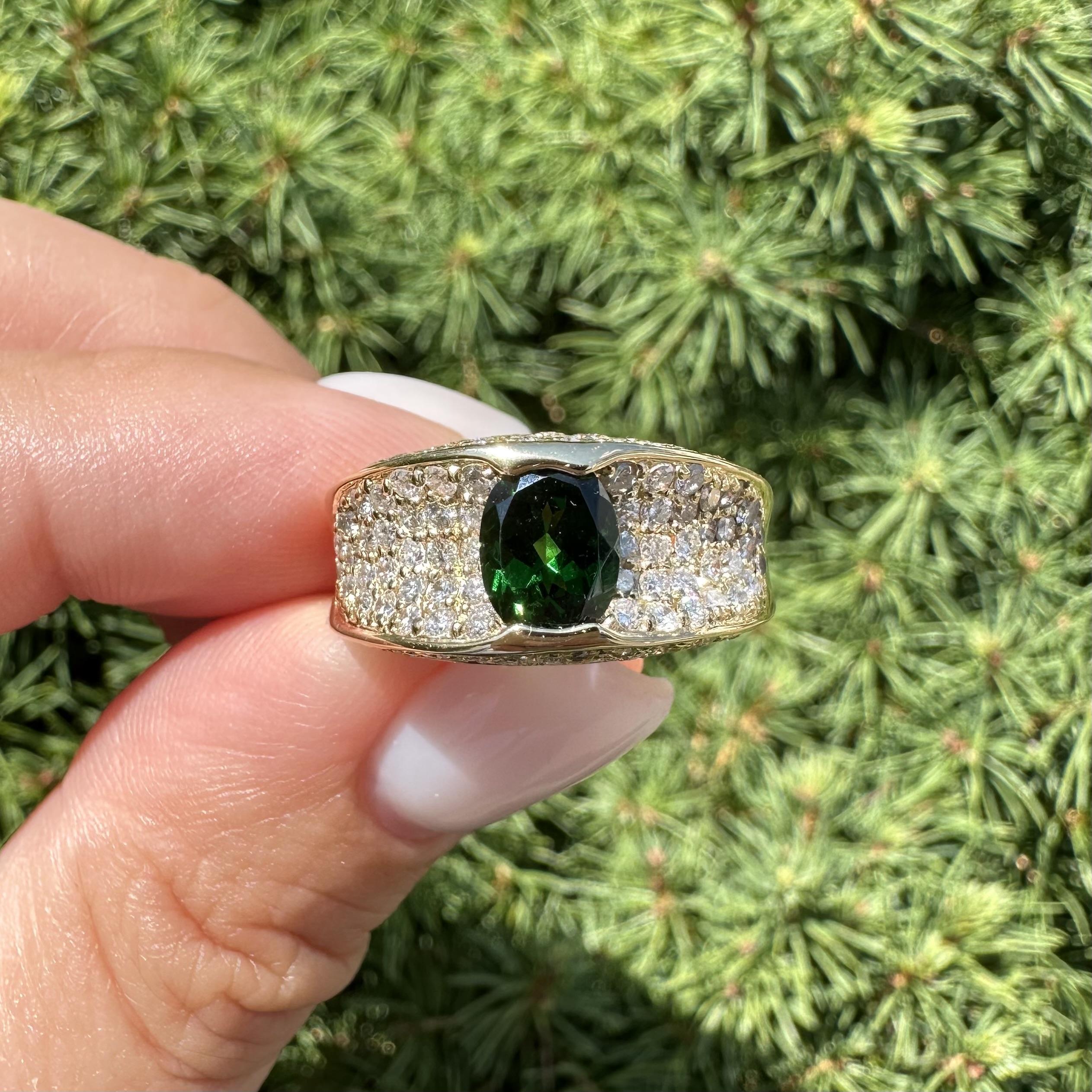 Eleganza in oro giallo 18 carati: fascia con tsavorite ovale da 2,23 carati e pavé di diamanti in vendita 1