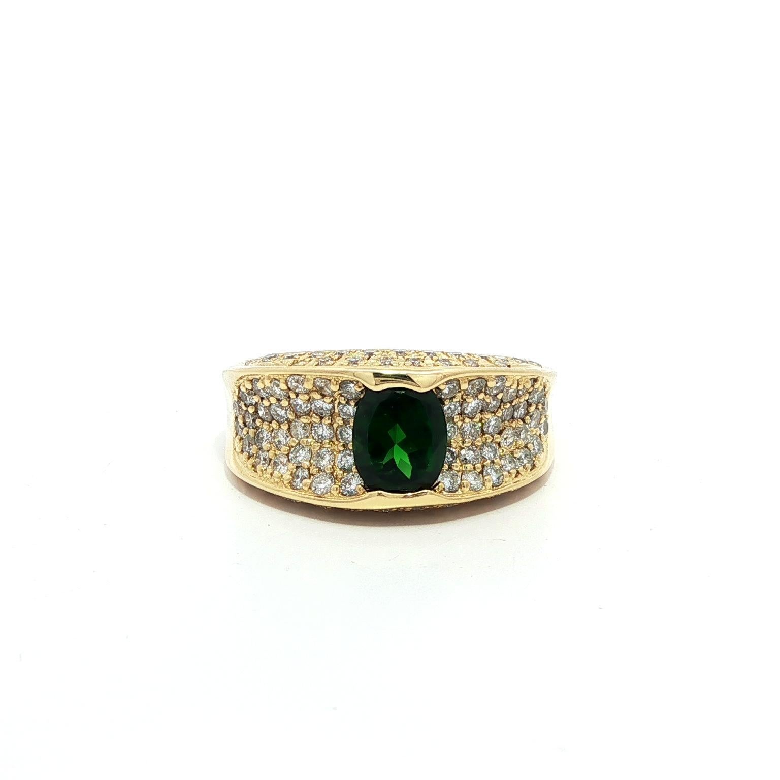 Eleganza in oro giallo 18 carati: fascia con tsavorite ovale da 2,23 carati e pavé di diamanti in vendita 2