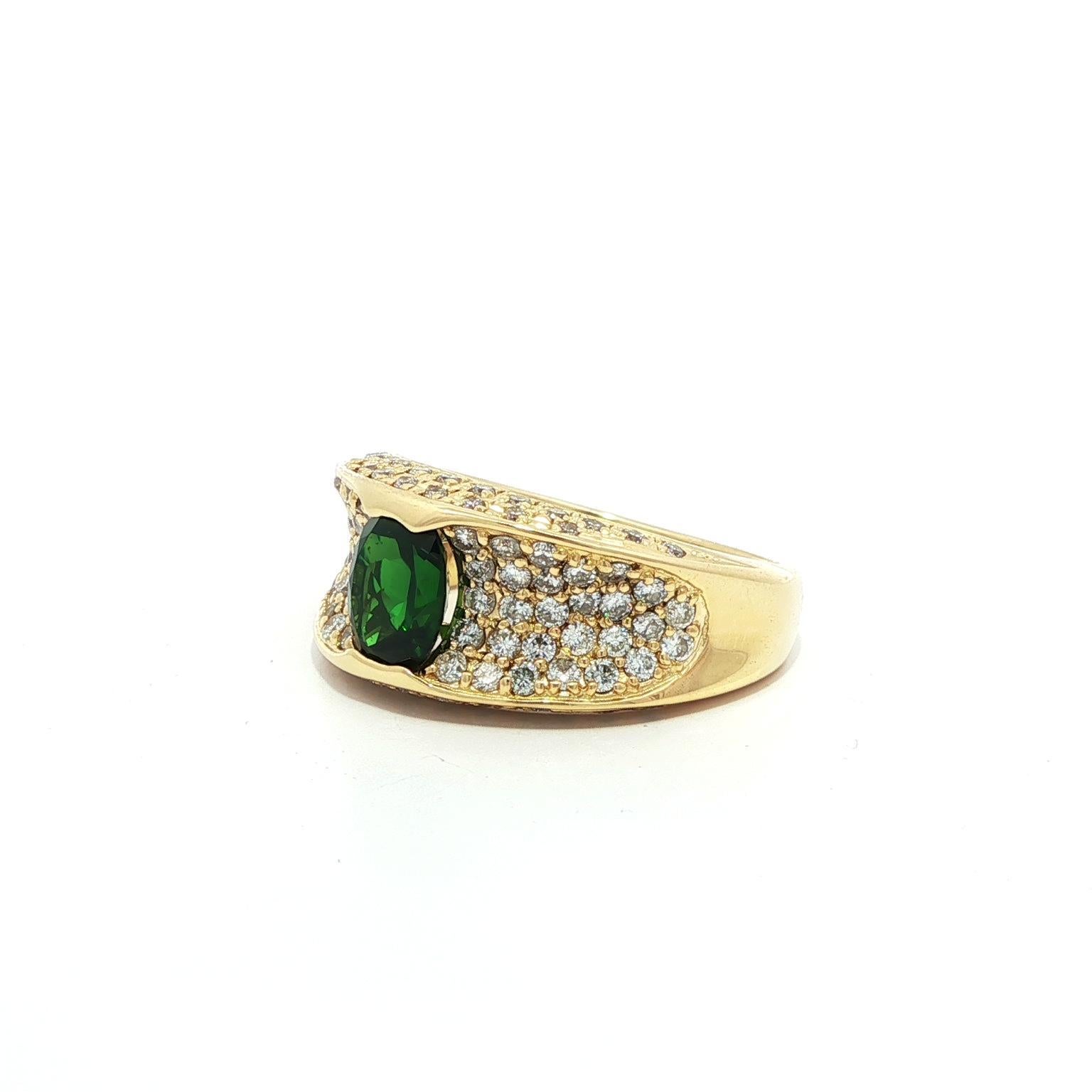 Eleganza in oro giallo 18 carati: fascia con tsavorite ovale da 2,23 carati e pavé di diamanti in vendita 4