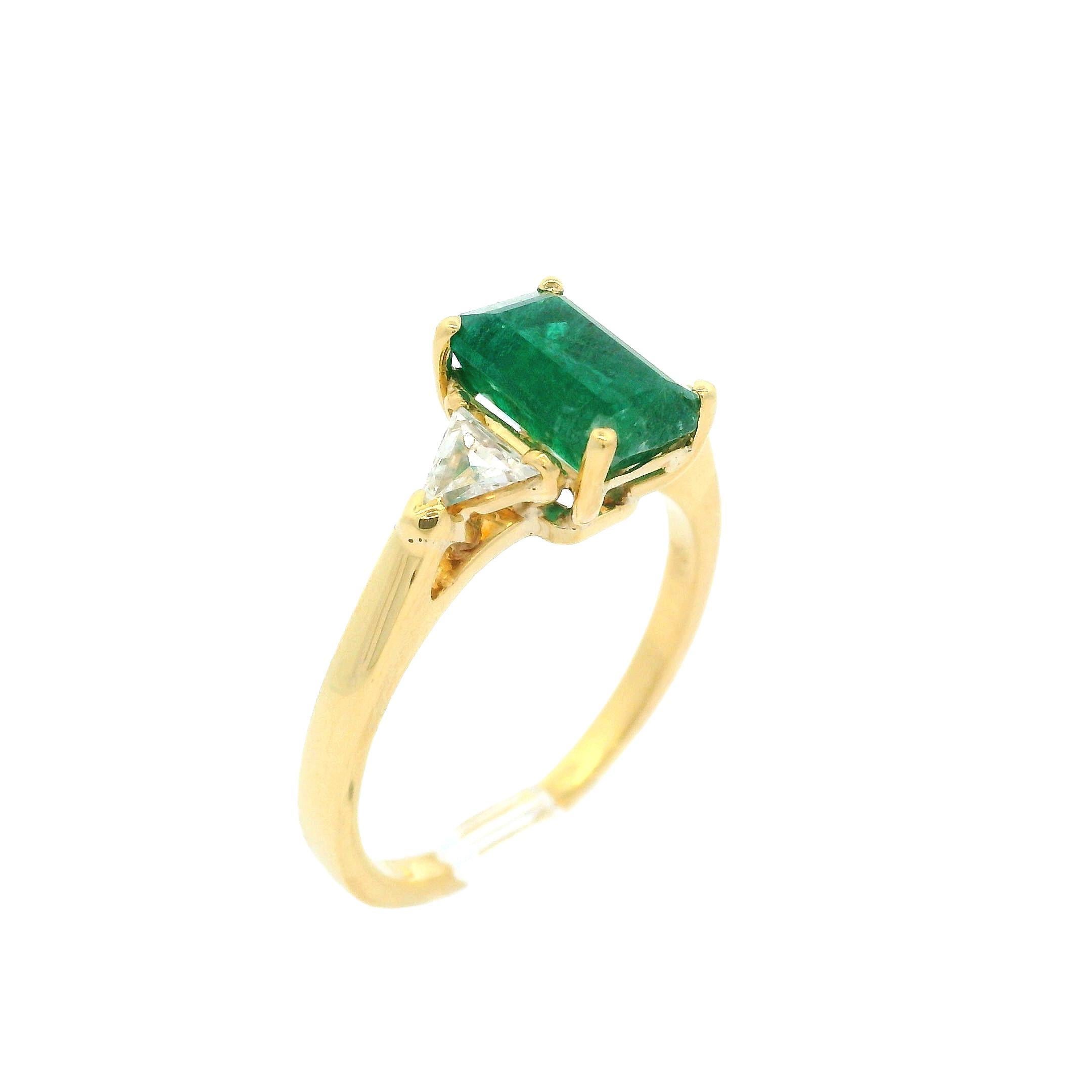 Elegant 18k Yellow Gold 2.30ctw Elongated Emerald & Trillion Diamond Ring In Excellent Condition For Sale In Montclair, NJ