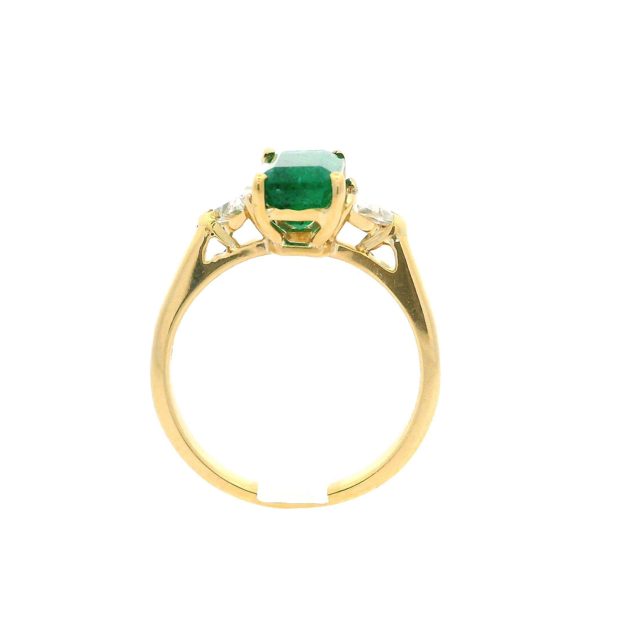 Elegant 18k Yellow Gold 2.30ctw Elongated Emerald & Trillion Diamond Ring For Sale 1
