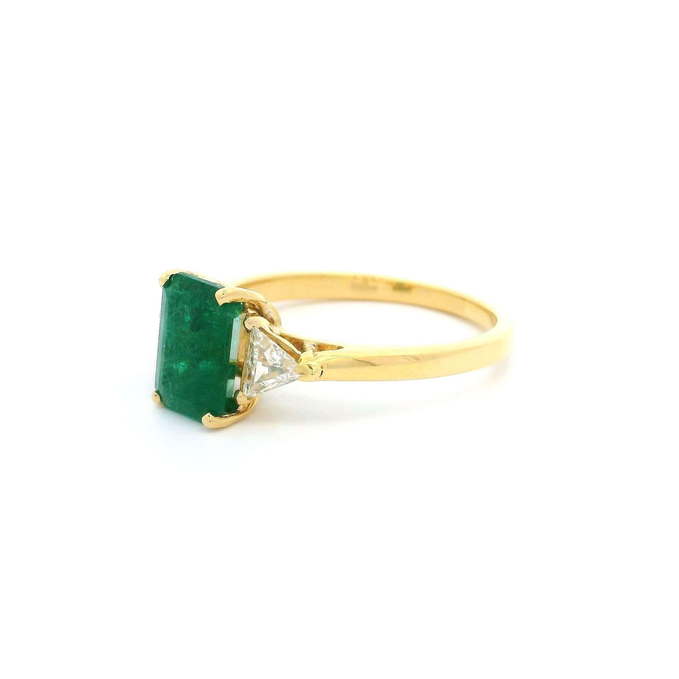 Elegant 18k Yellow Gold 2.30ctw Elongated Emerald & Trillion Diamond Ring For Sale 2