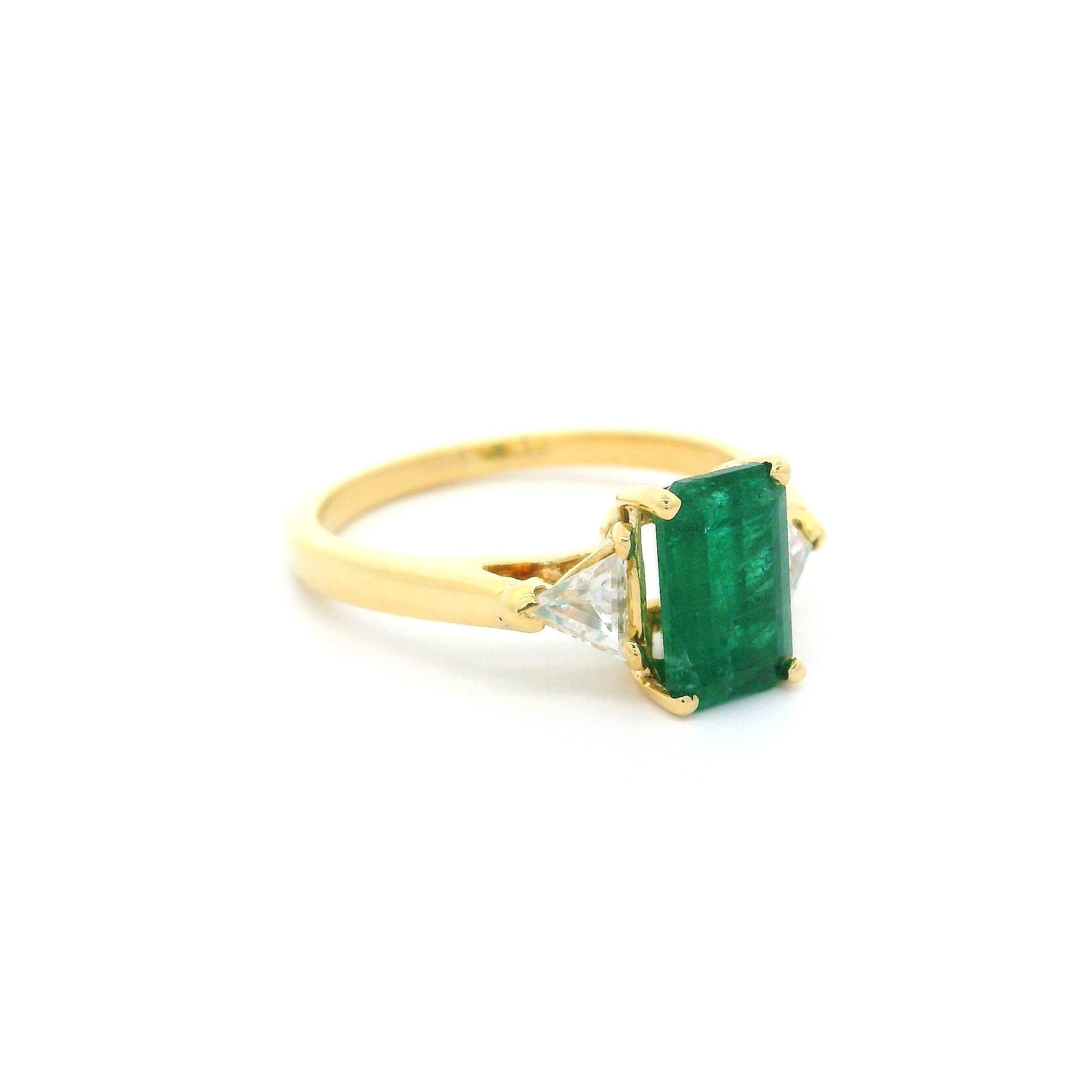 Elegant 18k Yellow Gold 2.30ctw Elongated Emerald & Trillion Diamond Ring For Sale 3
