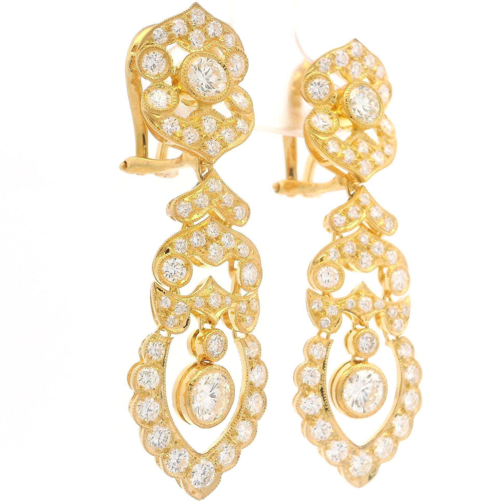Elegance Boucles d'oreilles Omega en or jaune 18k 4.47ctw VVS E Diamond Dangle Drop Earrings en vente 6