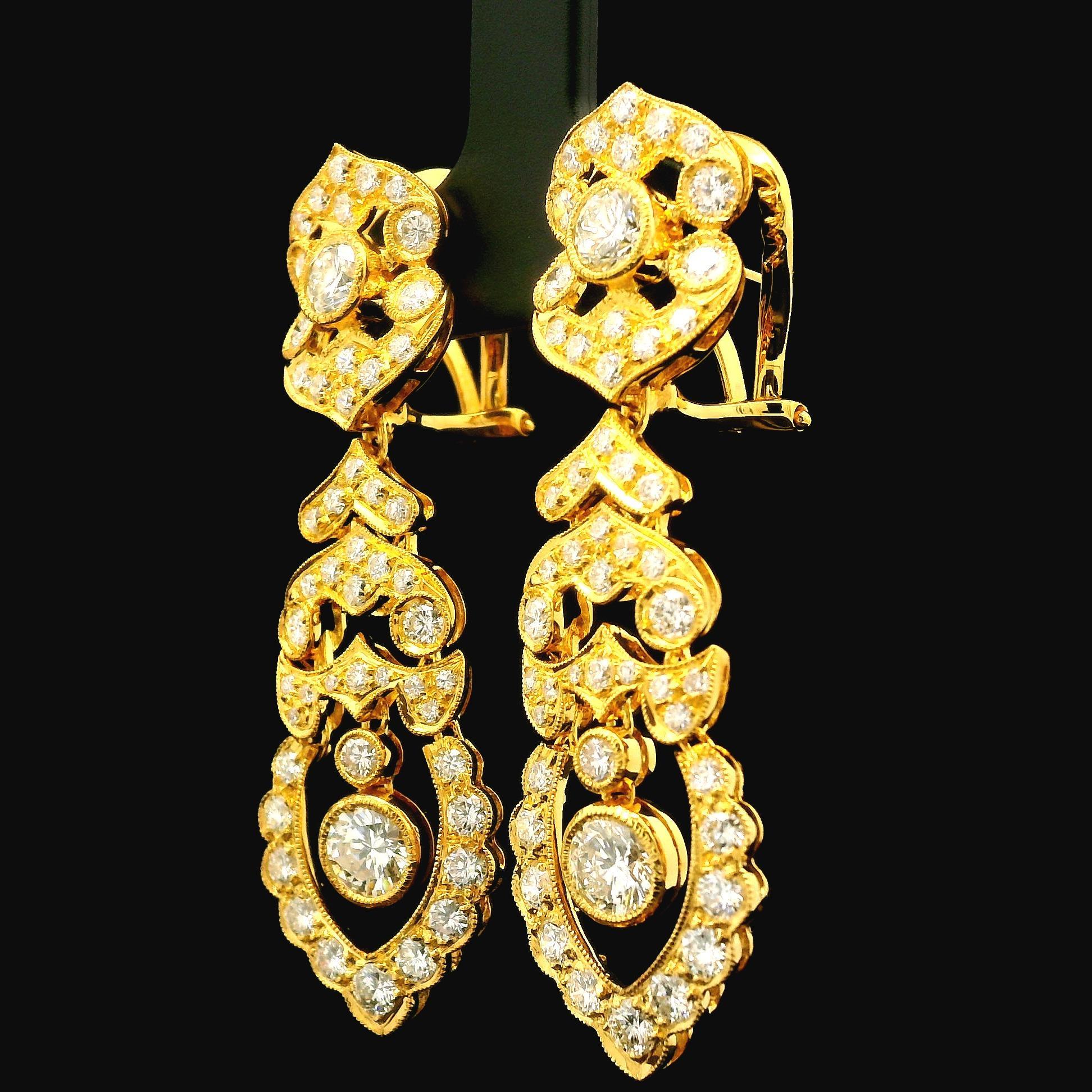 Taille brillant Elegance Boucles d'oreilles Omega en or jaune 18k 4.47ctw VVS E Diamond Dangle Drop Earrings en vente