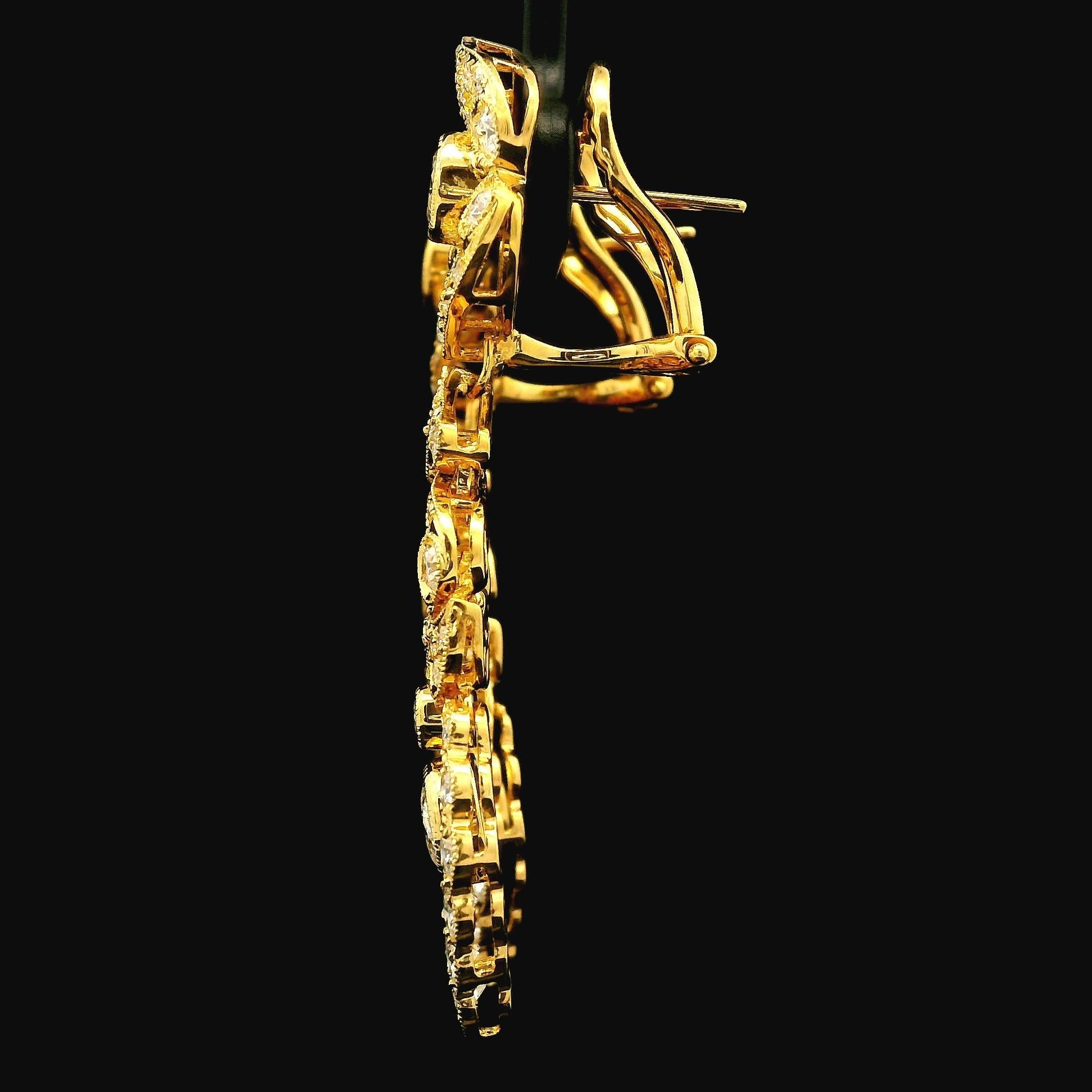 Elegance Boucles d'oreilles Omega en or jaune 18k 4.47ctw VVS E Diamond Dangle Drop Earrings Excellent état - En vente à Montclair, NJ