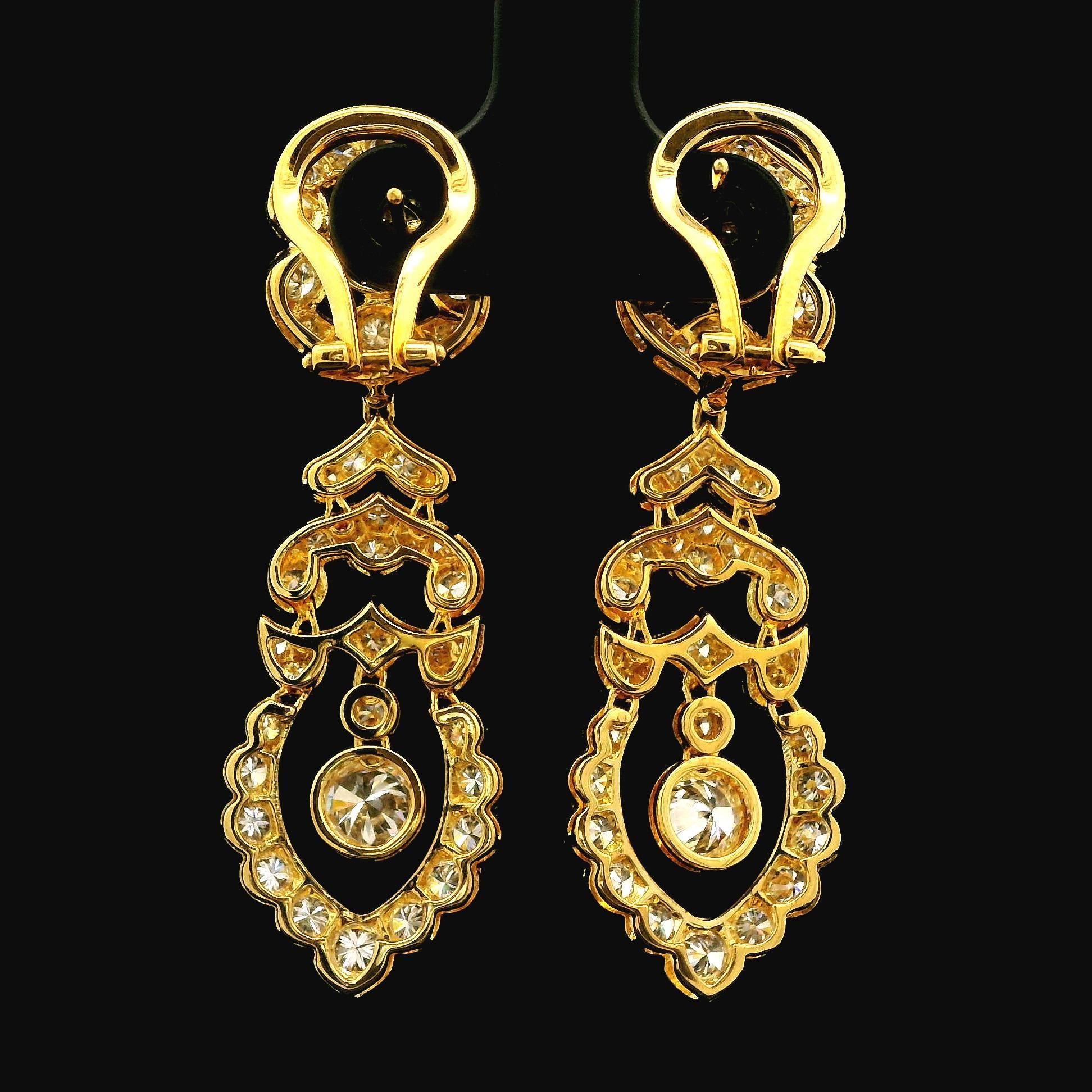 Elegance Boucles d'oreilles Omega en or jaune 18k 4.47ctw VVS E Diamond Dangle Drop Earrings Pour femmes en vente