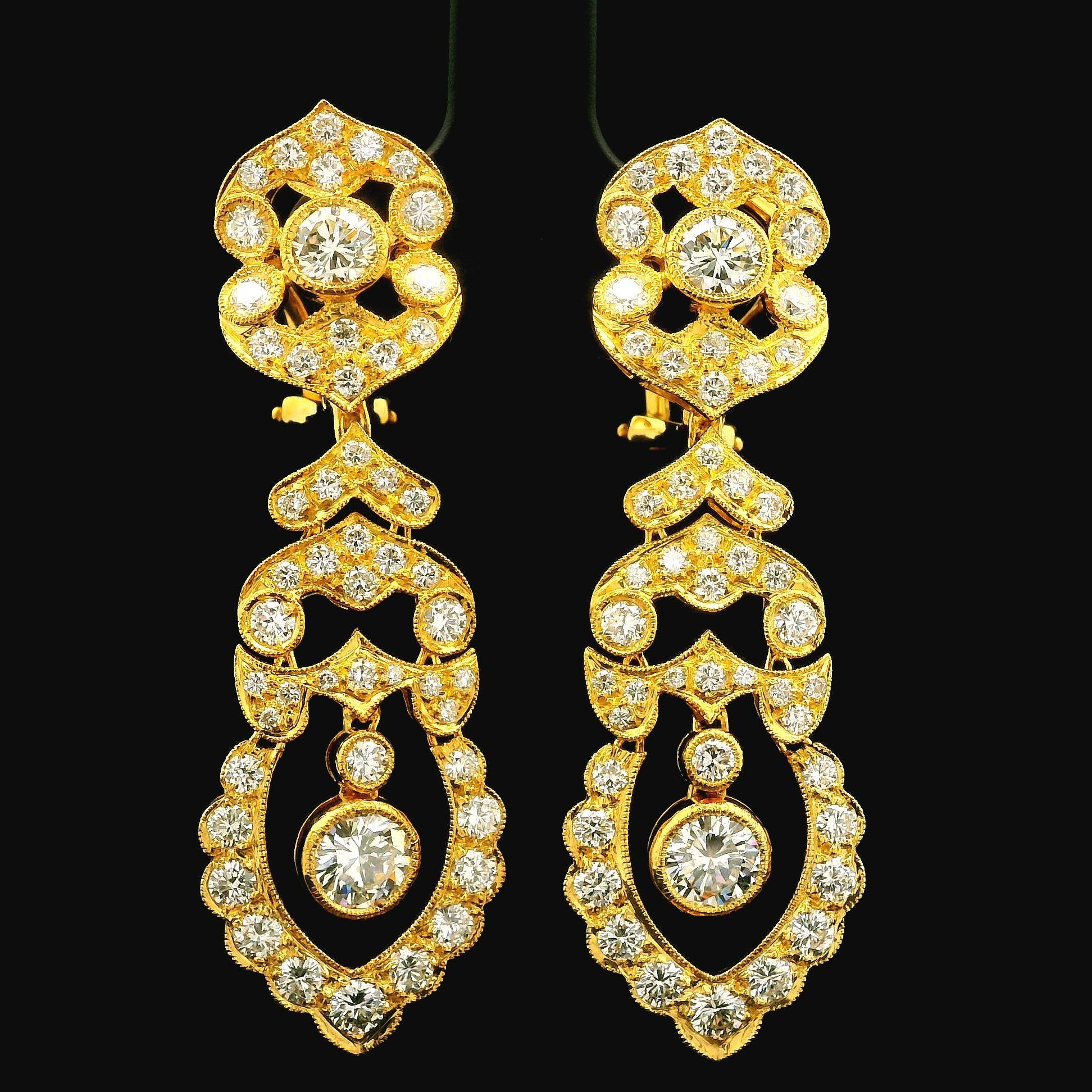 Elegance Boucles d'oreilles Omega en or jaune 18k 4.47ctw VVS E Diamond Dangle Drop Earrings en vente 1